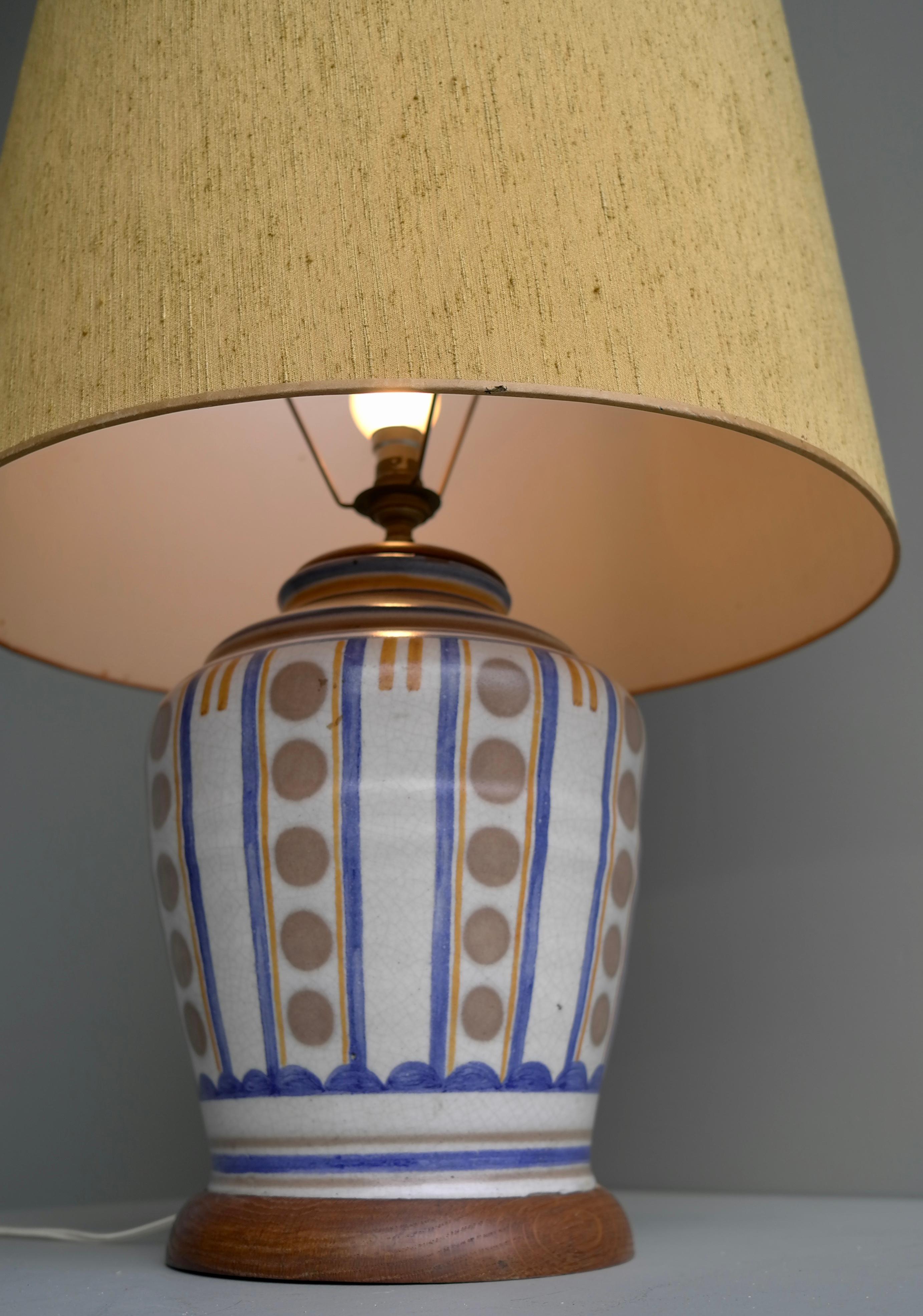 Mid-Century Modern Art Deco French Ceramic and Wood Table Lamp with Silk Lampshade, France, 1940s For Sale