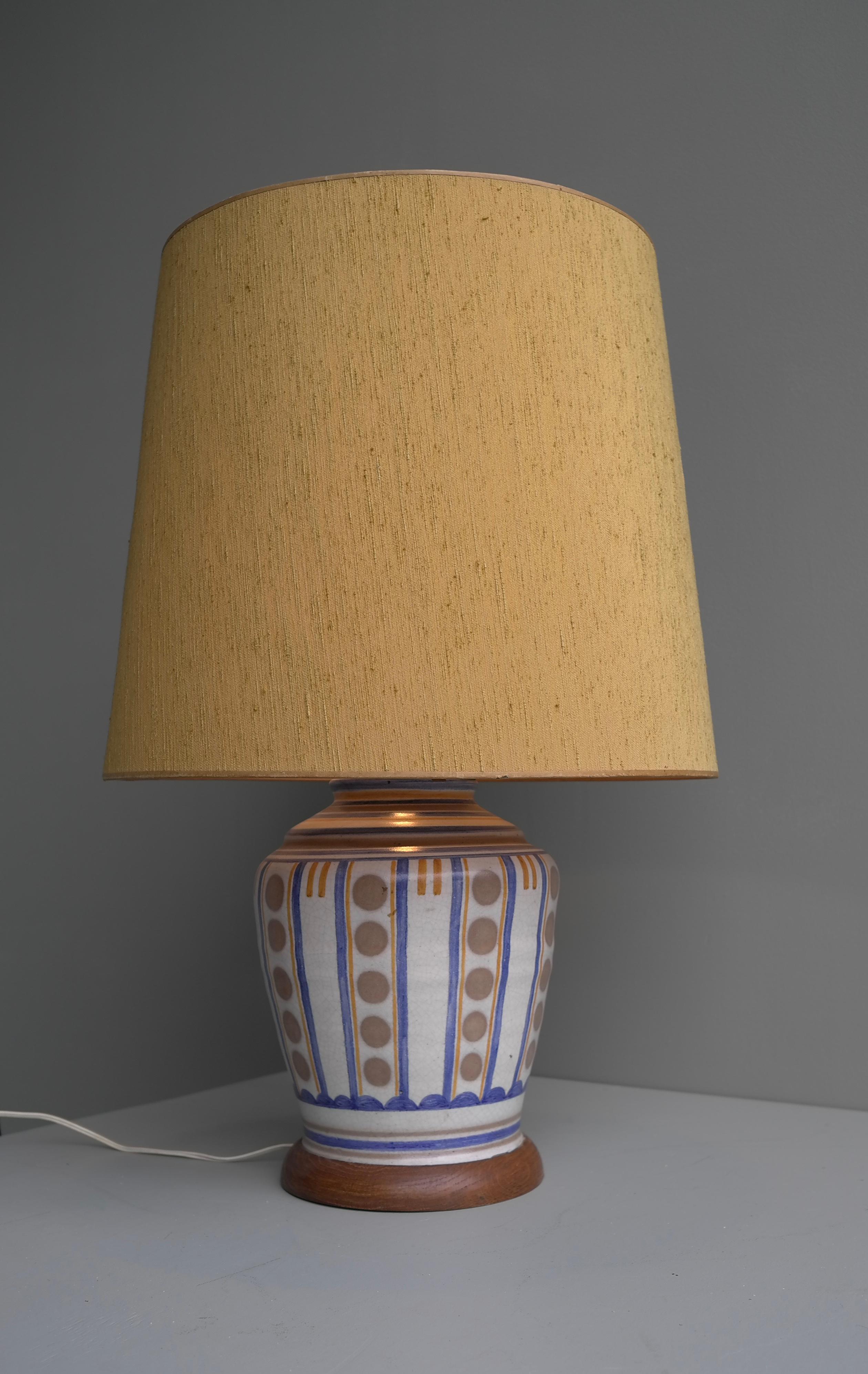 Art Deco French Ceramic and Wood Table Lamp with Silk Lampshade, France, 1940s In Good Condition For Sale In Den Haag, NL