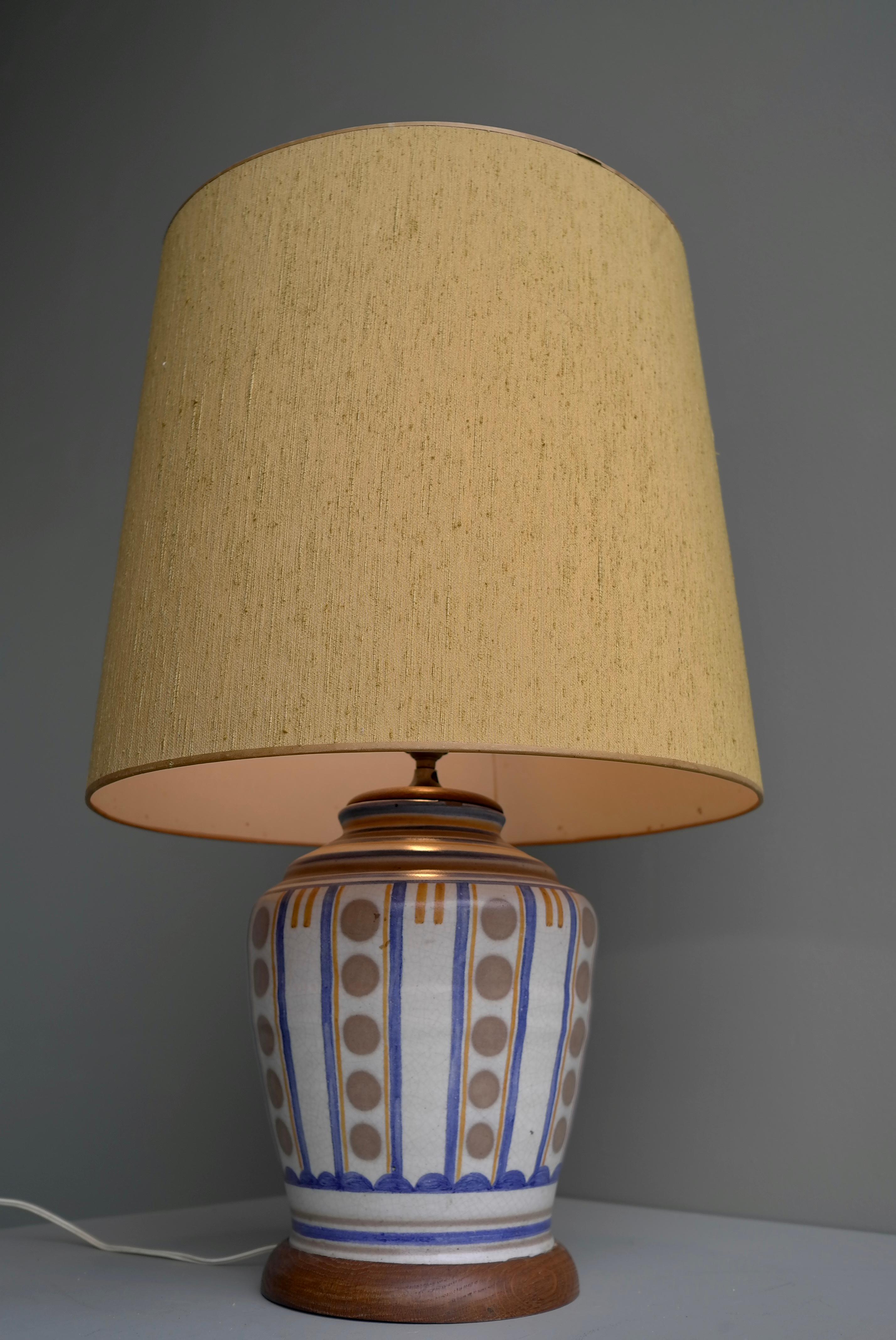 Mid-20th Century Art Deco French Ceramic and Wood Table Lamp with Silk Lampshade, France, 1940s For Sale