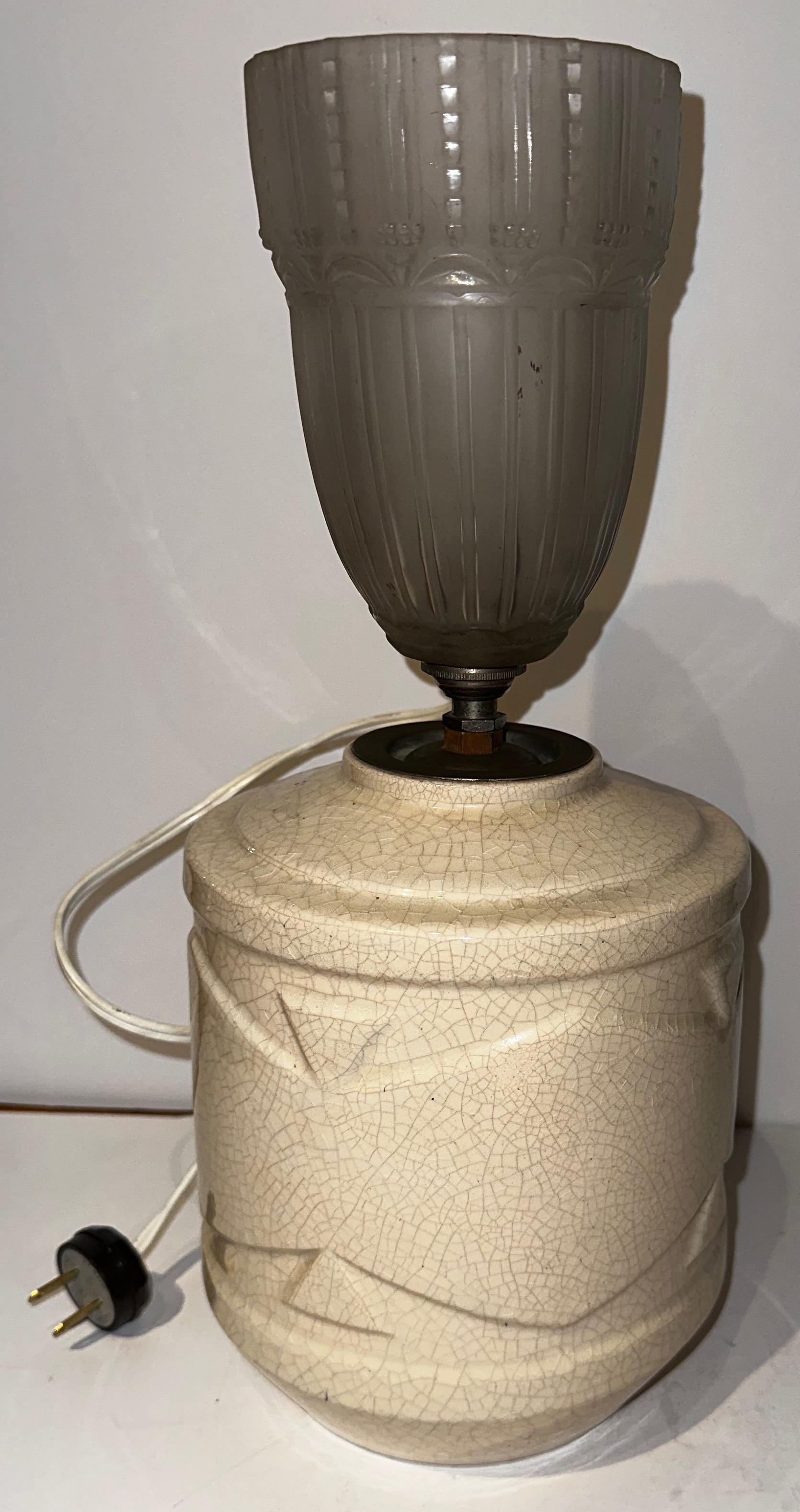 Lampe de table à vase en céramique Art déco de Robert Lallemant (français, 1902-1954). Vase en céramique à glaçure beige craquelée, de forme cylindrique avec bande centrale surélevée en dents de scie, par Robert Lallemant, France, années 1930. Signé