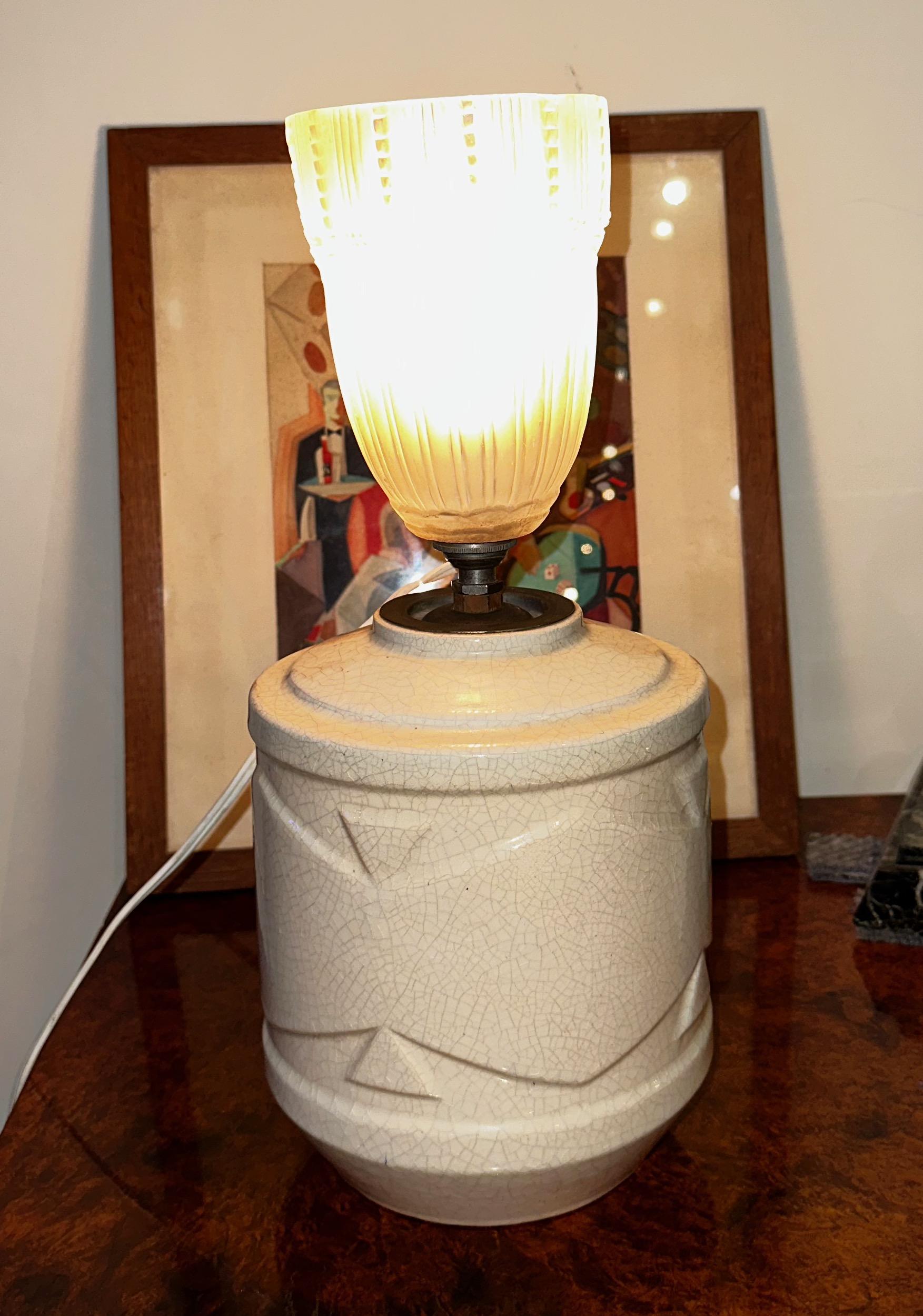 Lampe de bureau à vase en céramique Art Déco français par Robert Lallemant Bon état - En vente à Oakland, CA