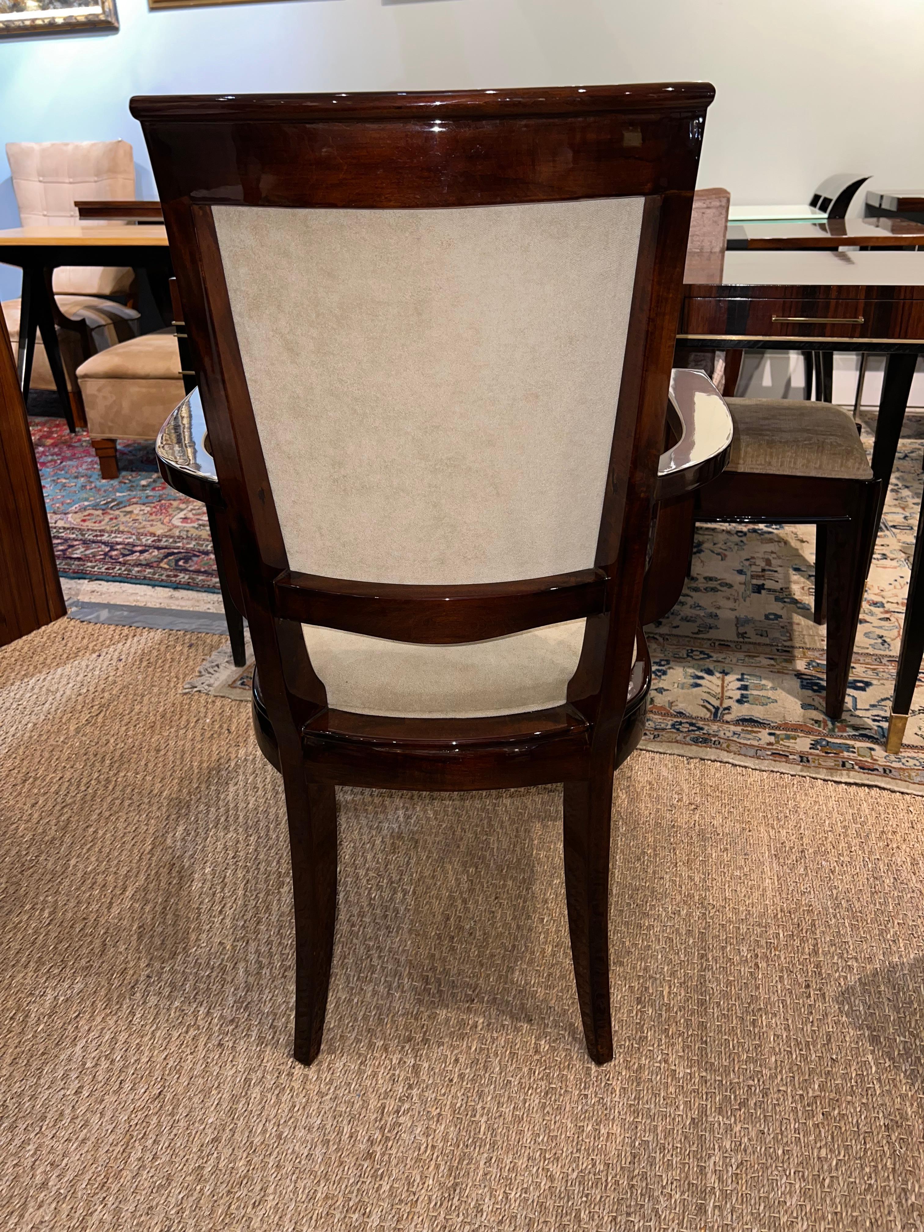 Schöner und bequemer französischer Art Deco Stuhl. Der Stuhl hat eine hohe Rückenlehne und 2 Armlehnen. Neu gepolstert mit hellbeigem Stoff und neu poliert. 

Der Zustand ist perfekt. Wiederhergestellt.
23,5 
