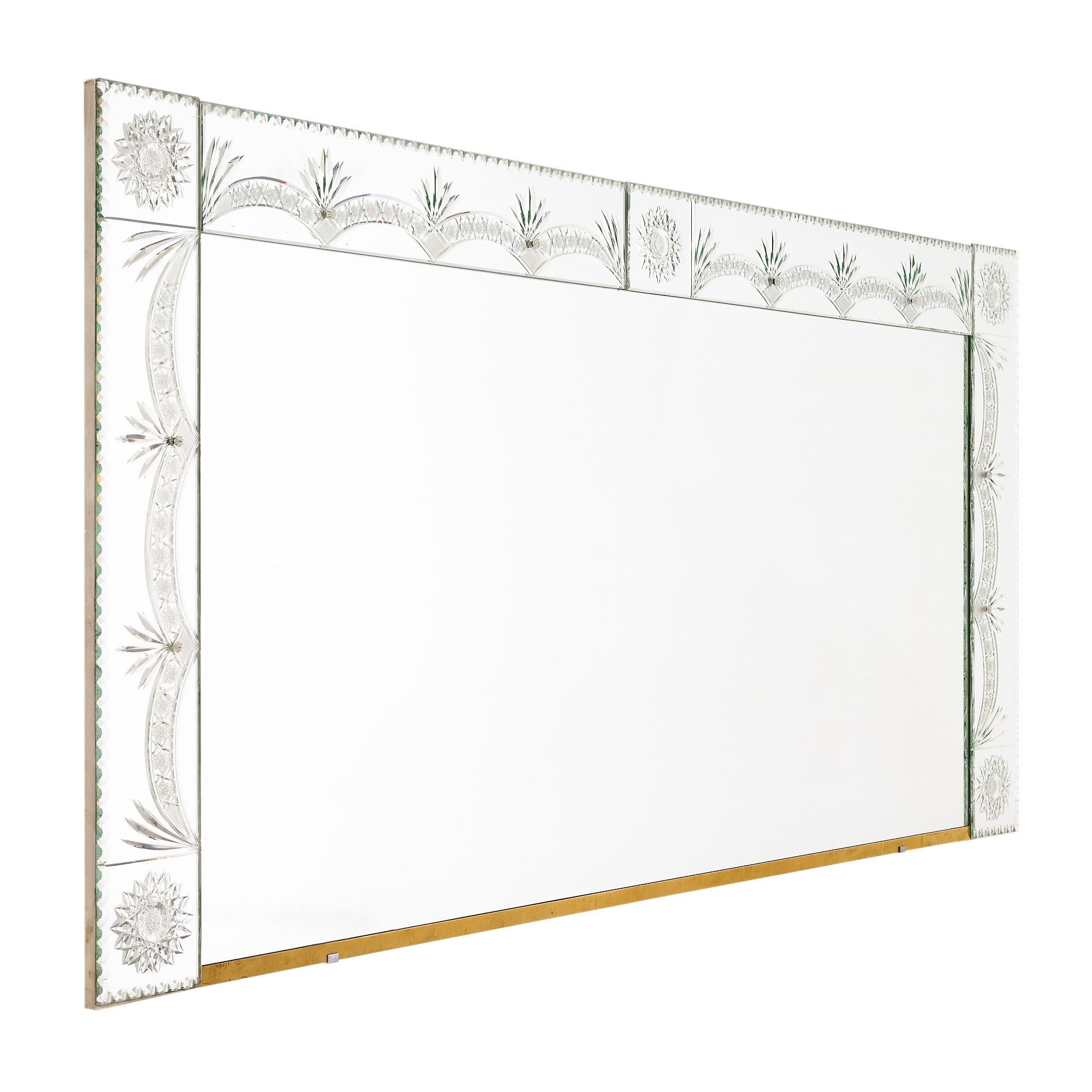 Espejo de la época Art Decó en Francia. Esta pieza es de hacia 1940. Tiene un espejo central rectangular, todo original. La parte superior y los laterales del espejo están enmarcados con un espejo cincelado a mano. Los detalles muestran formas
