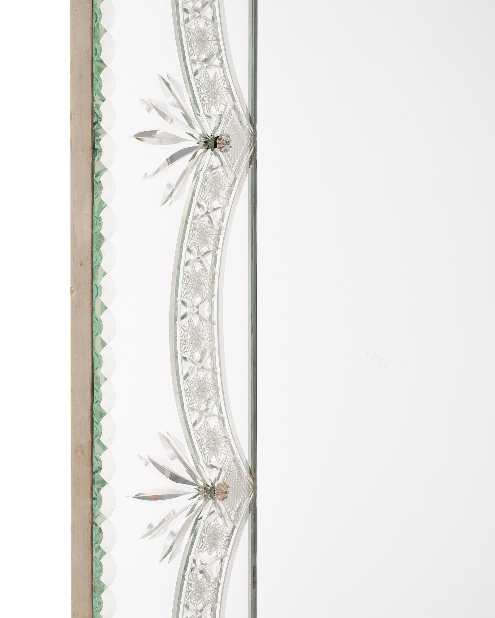 Art Deco French Chiseled Mantel Mirror, Años 40 en Bueno estado para la venta en Austin, TX