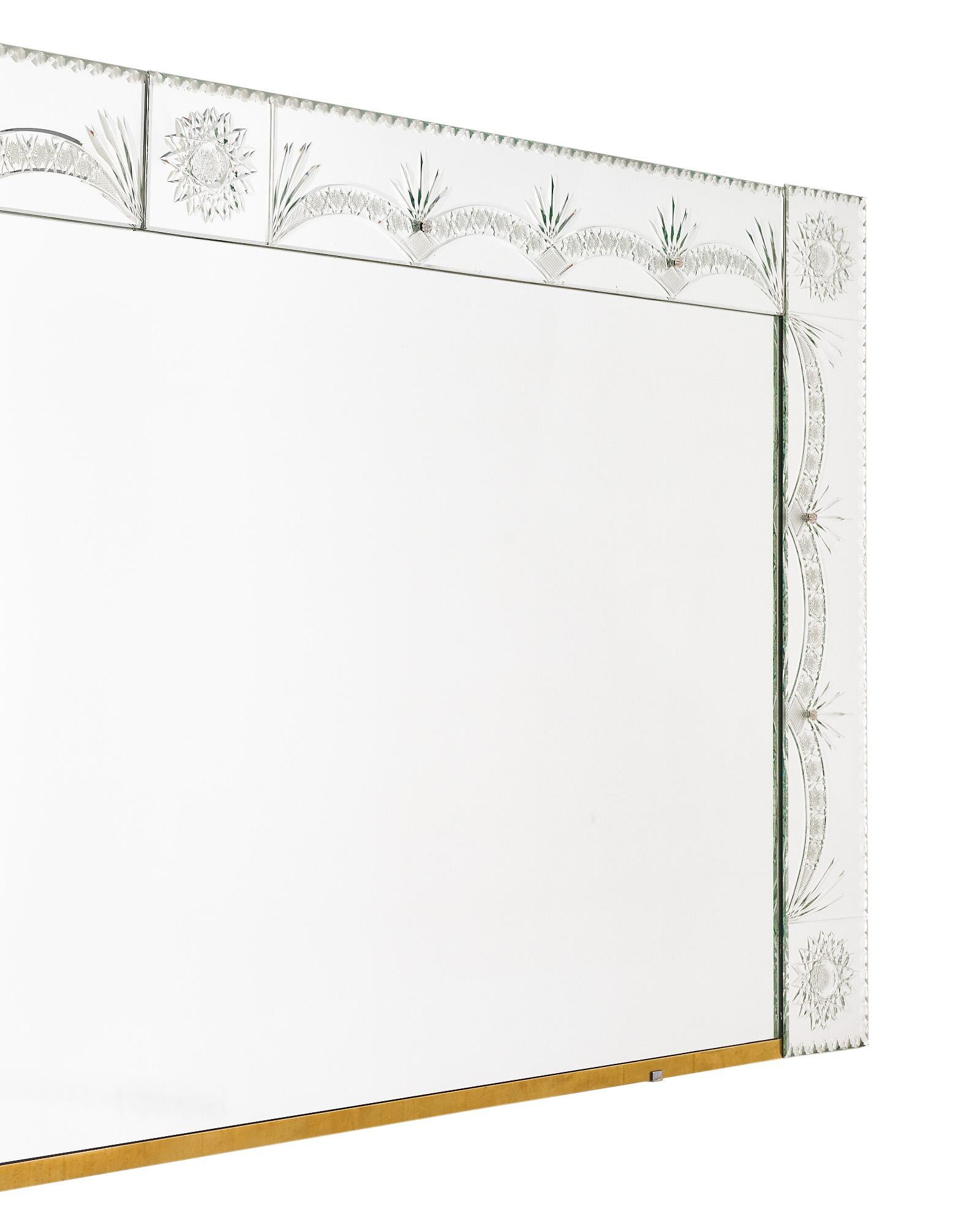Art Deco French Chiseled Mantel Mirror, Años 40 mediados del siglo XX en venta
