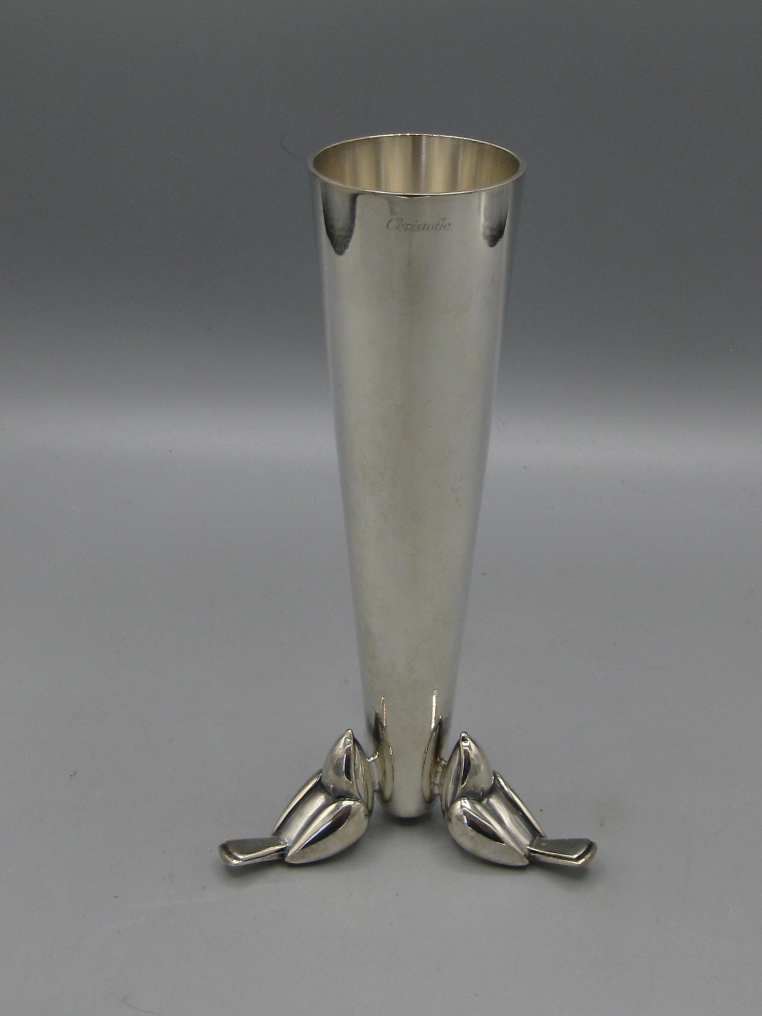 Maravilloso jarrón de capullos de plata Art Decó con un trío de estilizadas figuras de pájaros en la base, de Christofle. Fabricado en Francia y marcado con el logotipo de la escritura en el lateral y con sellos de calidad en la parte inferior.