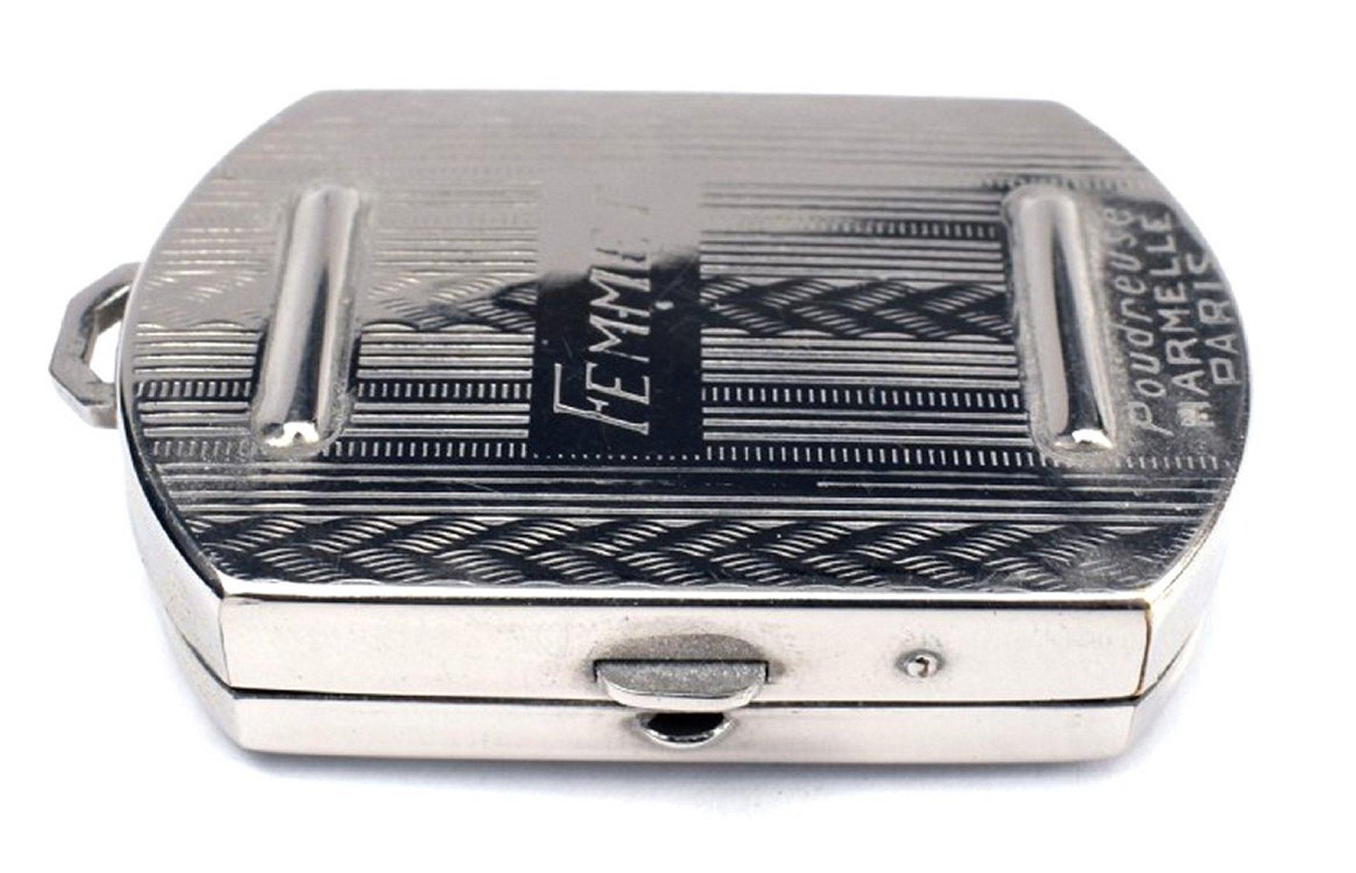 Se trata de una polvera Art Decó de los años 30 con una encantadora decoración de esmalte verde y negro sobre una carcasa cromada. El interior es una delicia para los ingenieros, con un pestillo deslizante en el lateral de la compacta para asegurar