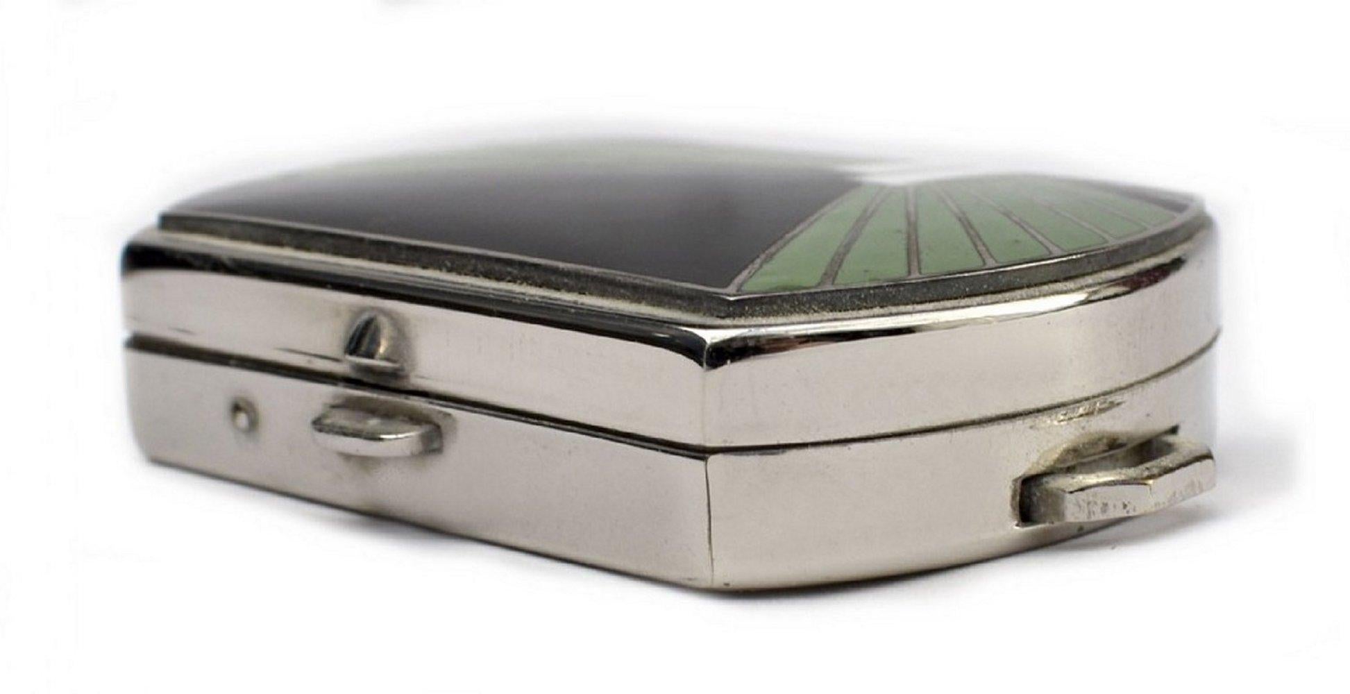 Polvera francesa Art Decó cromada y esmaltada, años 30 en venta 3