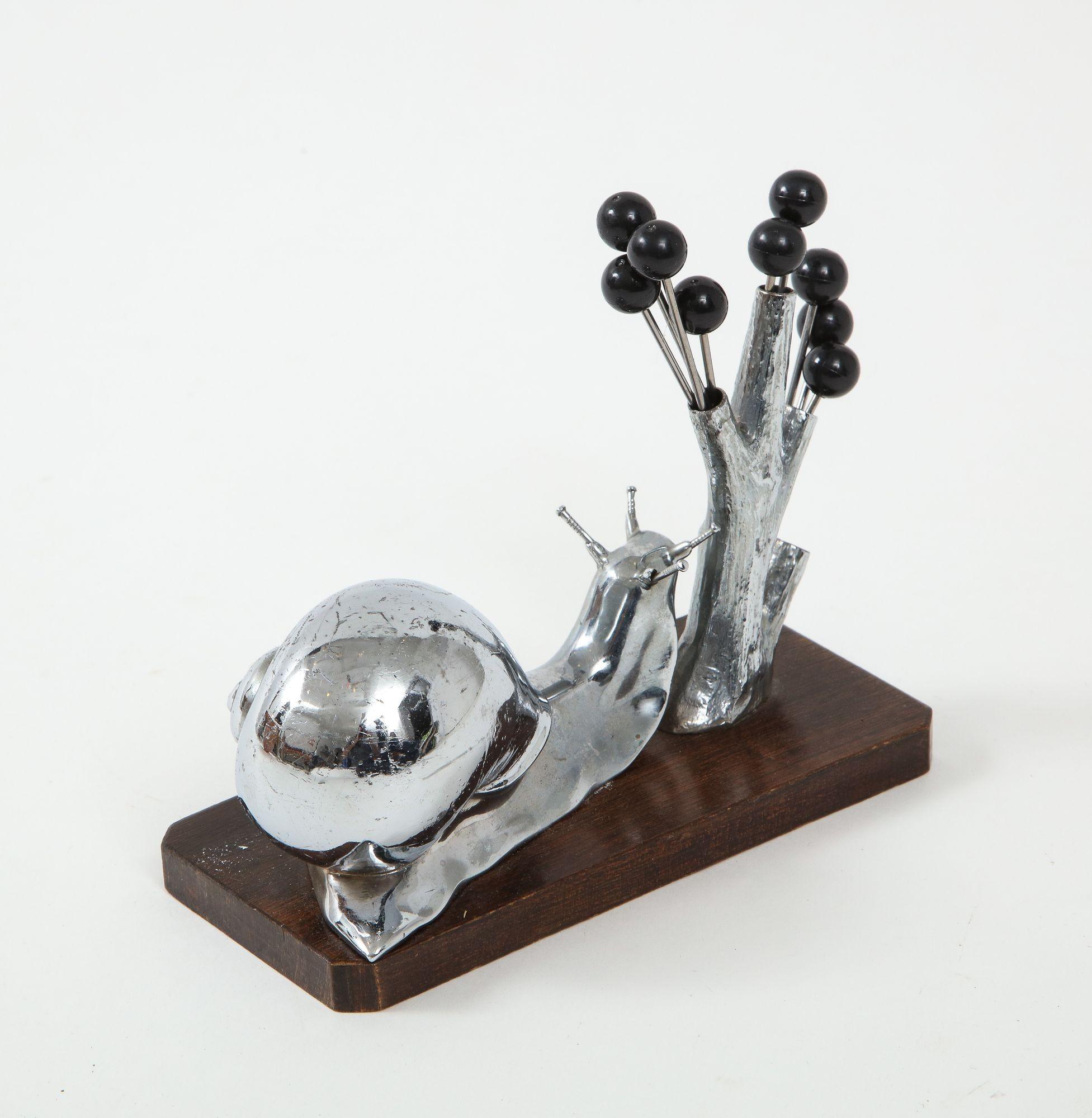 Französische verchromte Art-Déco-Skulptur mit Halterung für Schneckenstäbchen.