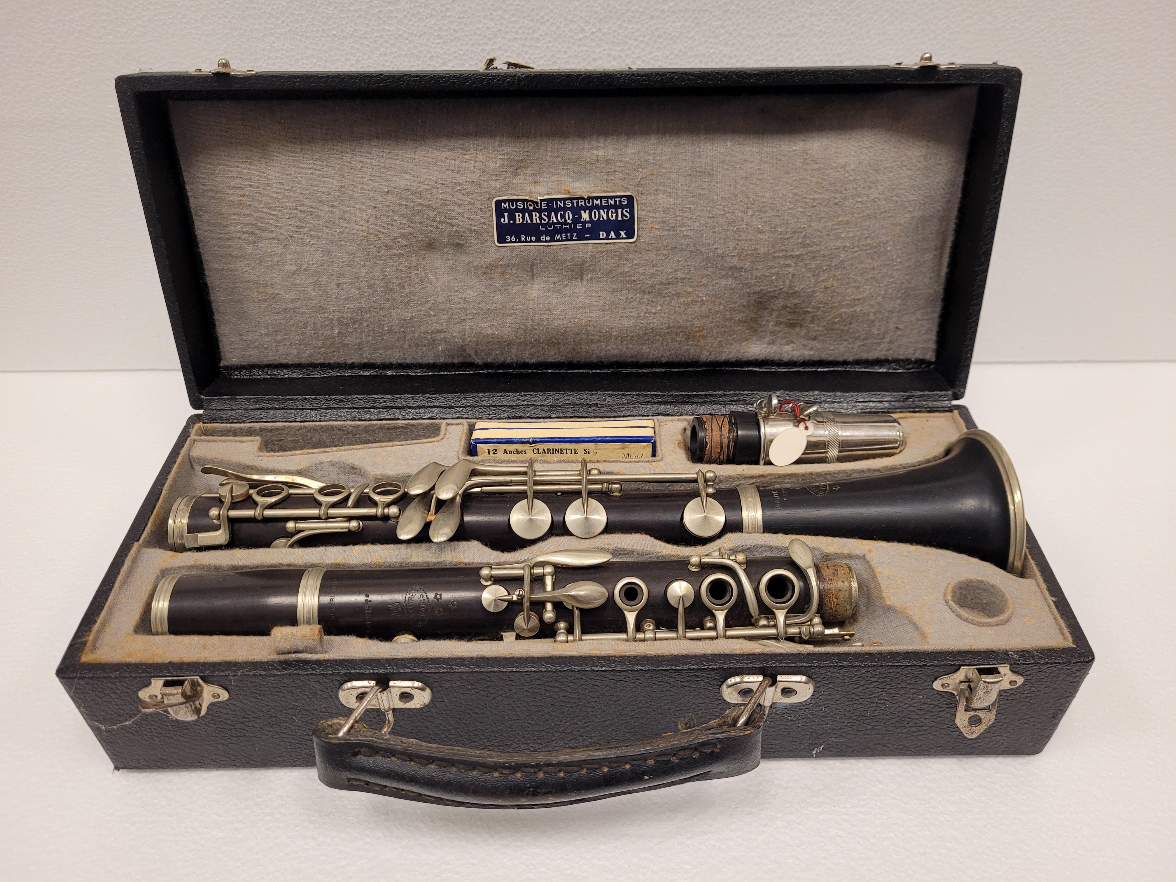 Magnificent clarinet from the French company Lefêvre, based in Paris since the 19th century. Black clarinet in B flat. Includes empty box of 12 clarinet reeds in B flat from the French brand Selecta Extra Supérieure. The instrument is fully