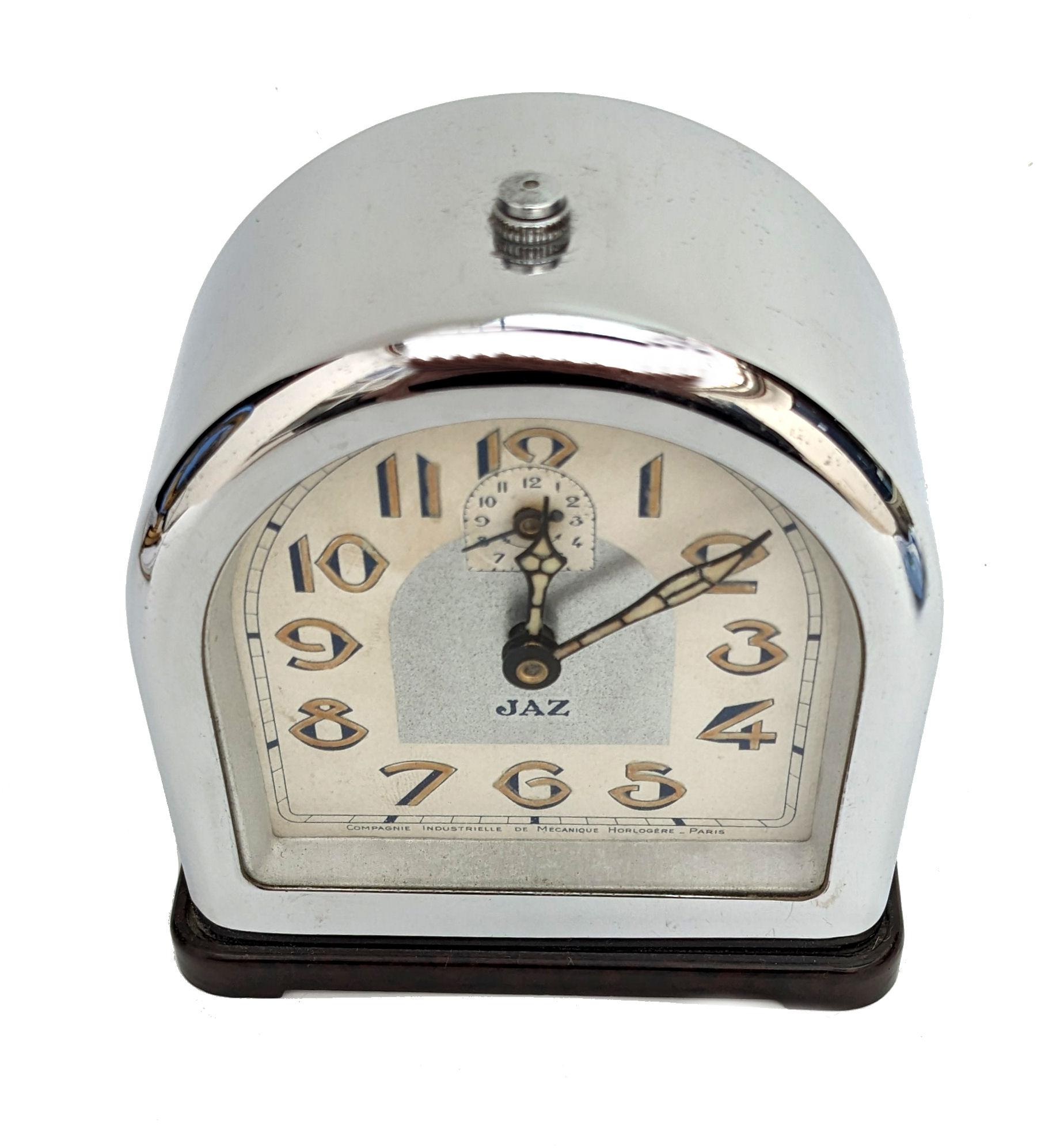 Prächtige Art-Déco-Uhr aus Chrom und Bakelit aus den 1930er Jahren von der Firma JAZ. Diese Uhr ist in bemerkenswert gutem Zustand. Oft sind diese Uhren mit schweren Chrom anlaufen oder Lochfraß gefunden, aber diese Schönheit scheint den Test der