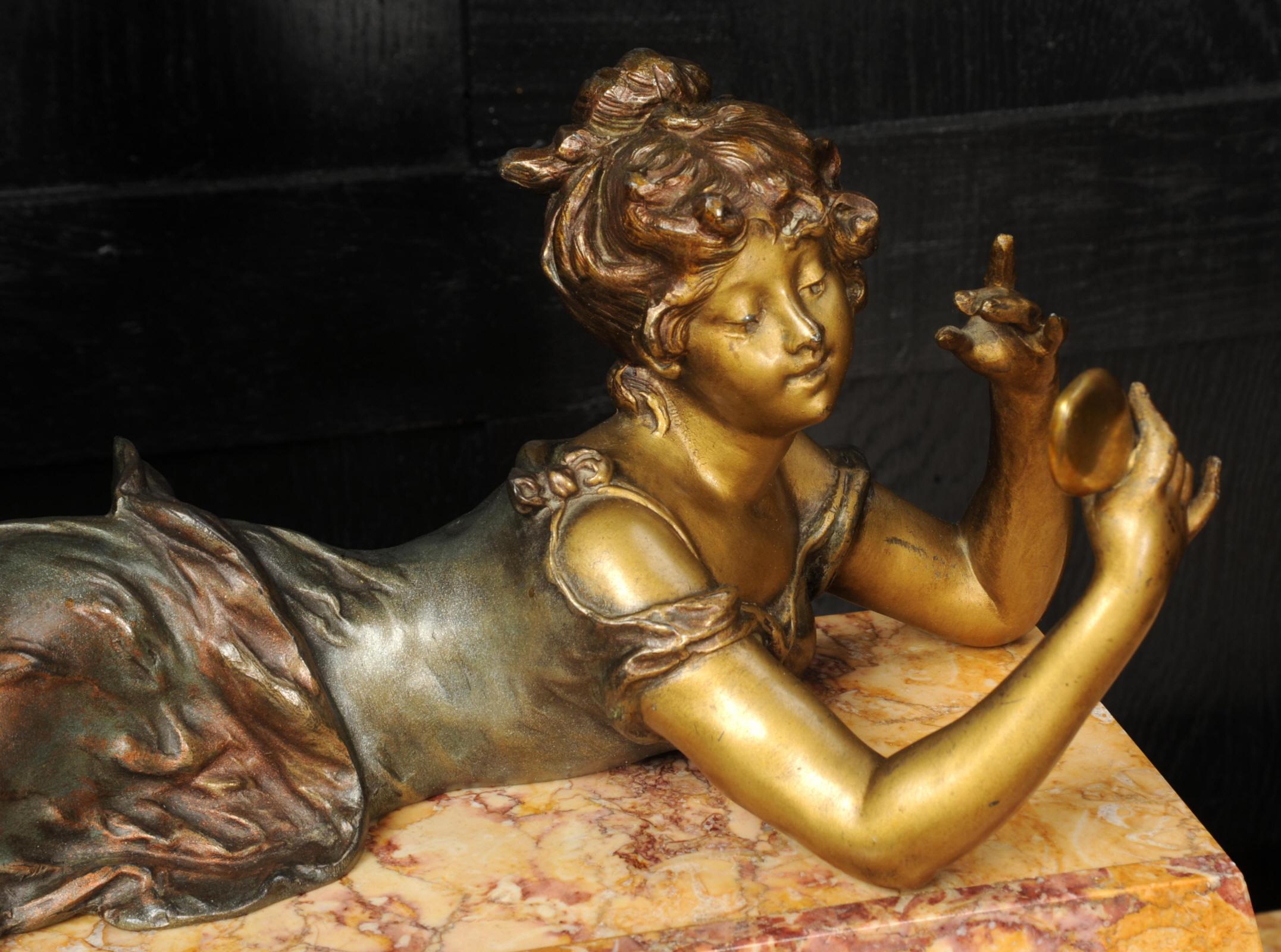 ~ Französisch - CIRCA 1925 ~

~~ Ausgezeichneter Zustand, komplett überholt

Eine atemberaubende französische Art-Déco-Uhr mit der sinnlichen Figur einer jungen Frau, die ihr eigenes Spiegelbild betrachtet. Sie ist wunderschön aus patiniertem Metall