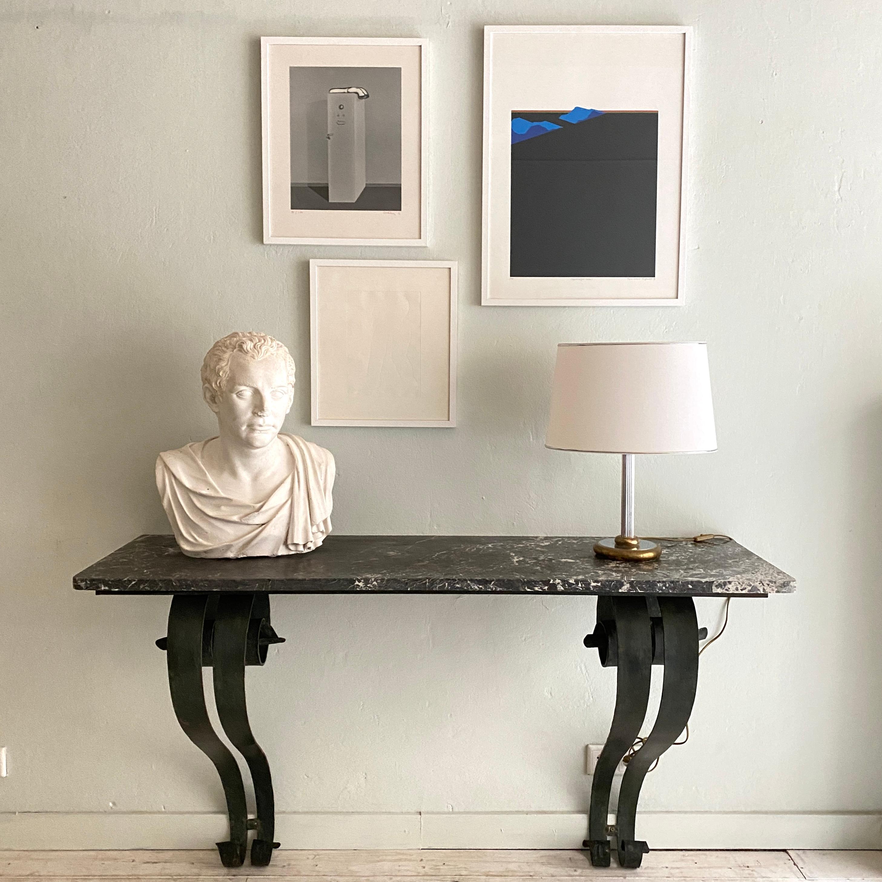 Cette belle table console Art Déco est probablement de Raymond Subes et a été fouillée en France vers 1925.
Il est d'une qualité fantastique et la base est en métal forgé et il conserve son dessus en marbre d'origine.
Il est dans un excellent état