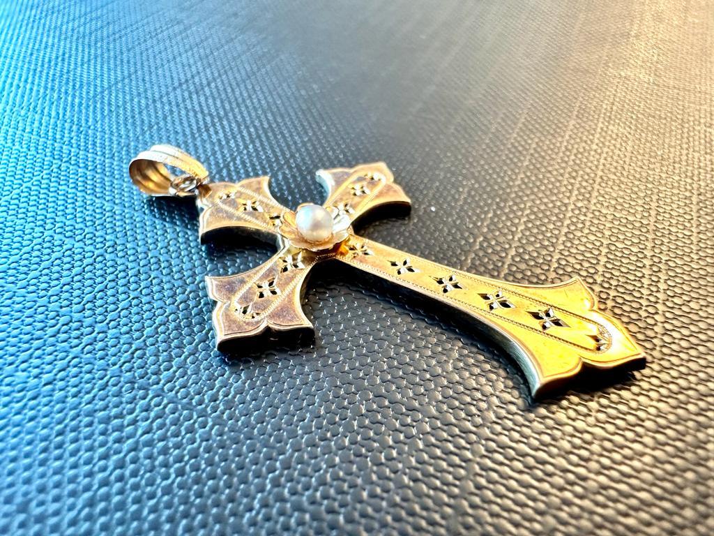 Taille ronde Croix française Art Déco en or jaune et perles avec motifs de nénuphar en vente