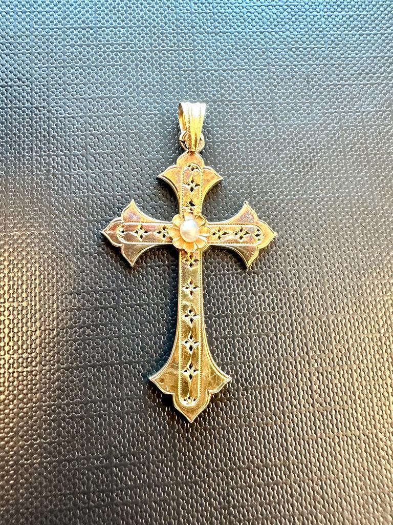 Art Deco French Cross in Yellow Gold and Pearl with Lily Motifs In Good Condition For Sale In Esch sur Alzette, Esch-sur-Alzette
