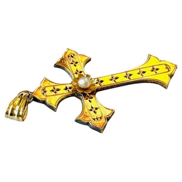 Französisches Art-déco-Kreuz aus Gelbgold und Perlen mit Lilienmotiven im Angebot