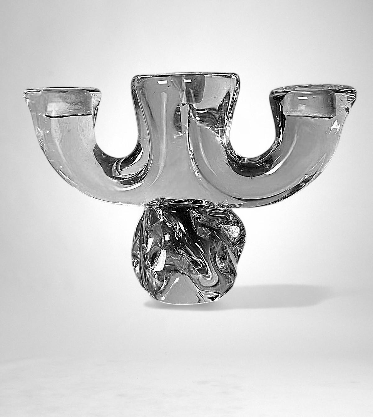 Elegante e raffinato portacandele in cristallo al piombo francese. La sua forma, definita da curve morbide e contorni arrotondati, affascina per la sua eccezionale fluidità e leggerezza. Il design è semplice ma audace e perfettamente bilanciato, e