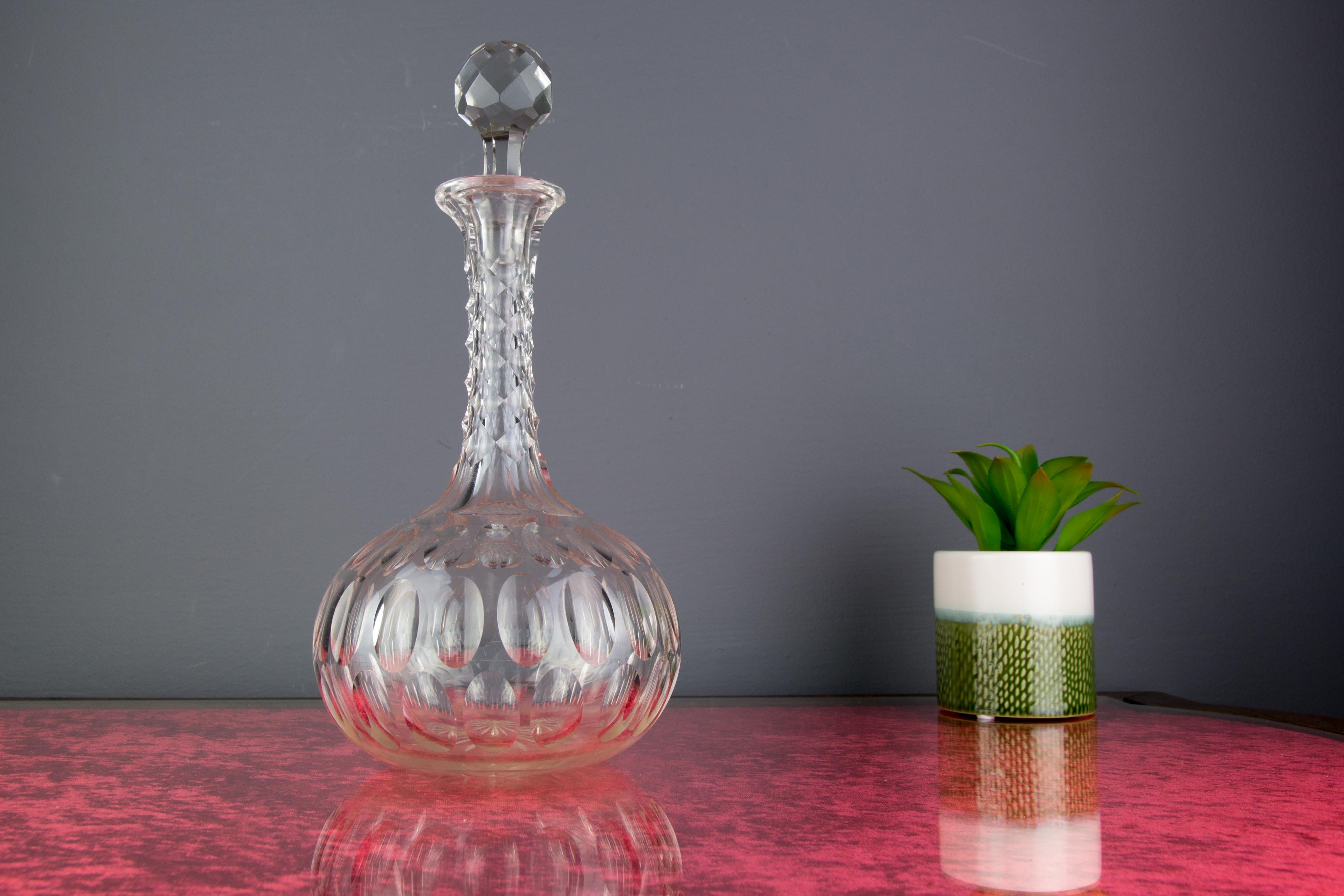 A richly cut Art Deco period crystal carafe or decanter with a beautiful olive cut pattern. Embellished with star cut to the base, faceted stopper.
Dimensions: Height: 25 cm / 9.84 in (without stopper), 31.5 cm / 12.4 in (with stopper); diameter: