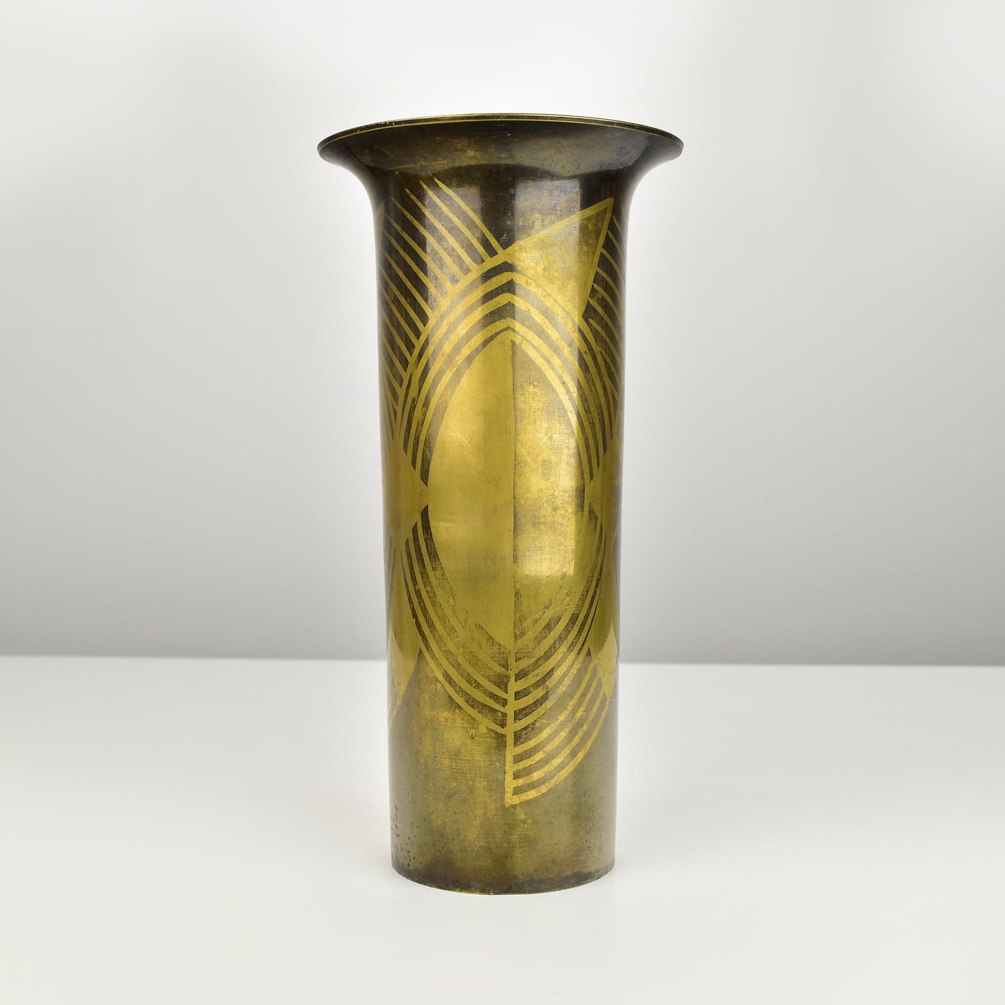 Splendido vaso francese Art Déco cubista in bronzo con patina Dinanderie

Questo squisito vaso Art Déco francese è un esempio magistrale di design cubista, realizzato in bronzo pregiato e caratterizzato dalla rinomata tecnica di patinatura
