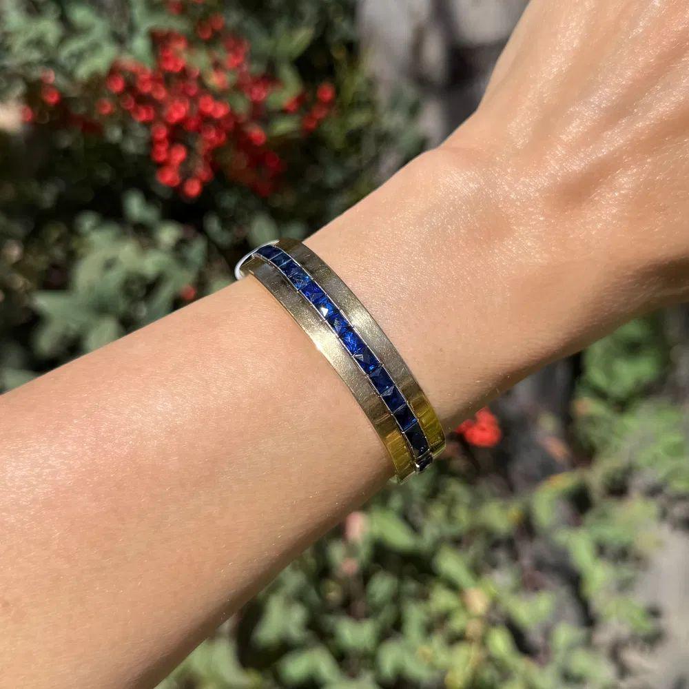 Taille française Bracelet jonc de style Art déco en platine et or avec saphir bleu de taille française en vente