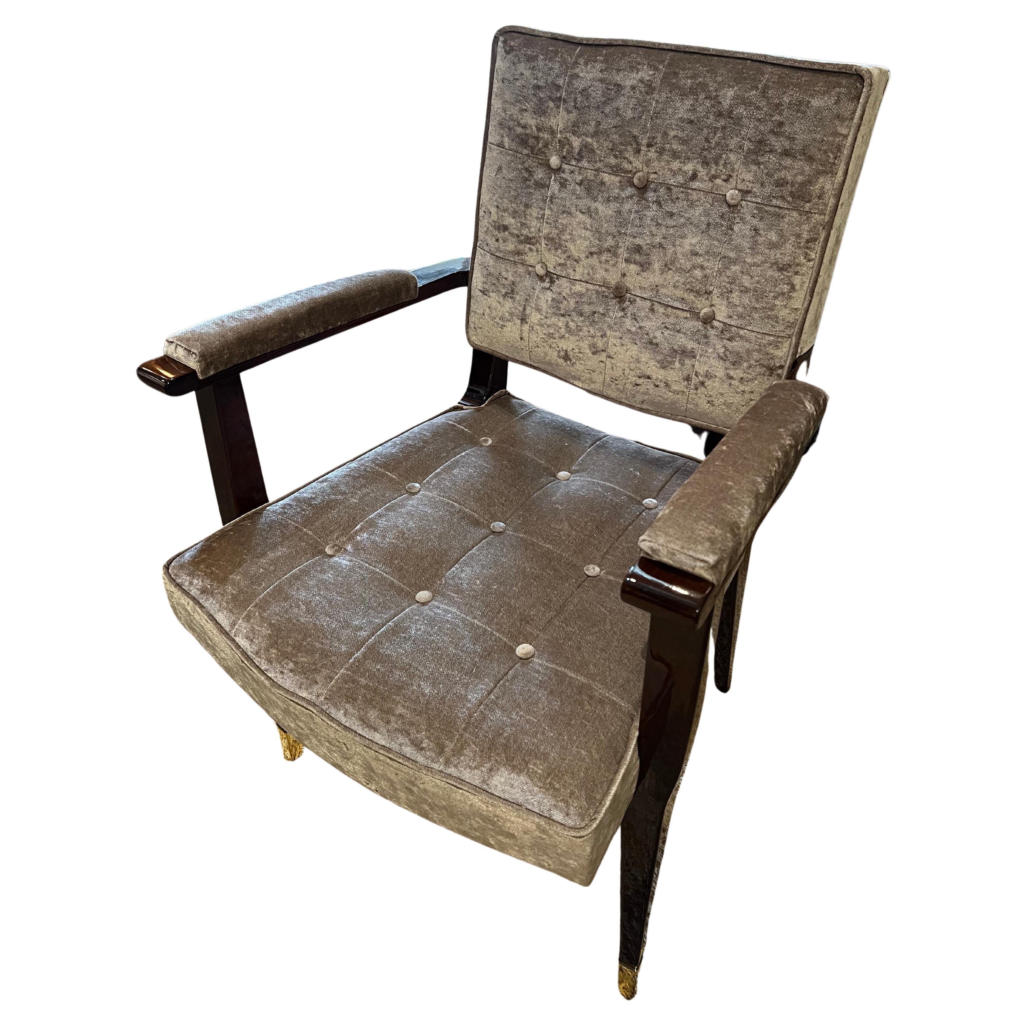 Bequemer und geräumiger französischer Art Deco Stuhl aus Nussbaumholz. Neu gepolstert mit hellbeigem, samtigem Stoff. Der Stuhl wird von 4 länglichen Beinen getragen, wobei die Spitzen von 2 Vorderbeinen mit Zierelementen aus Messing umhüllt sind.