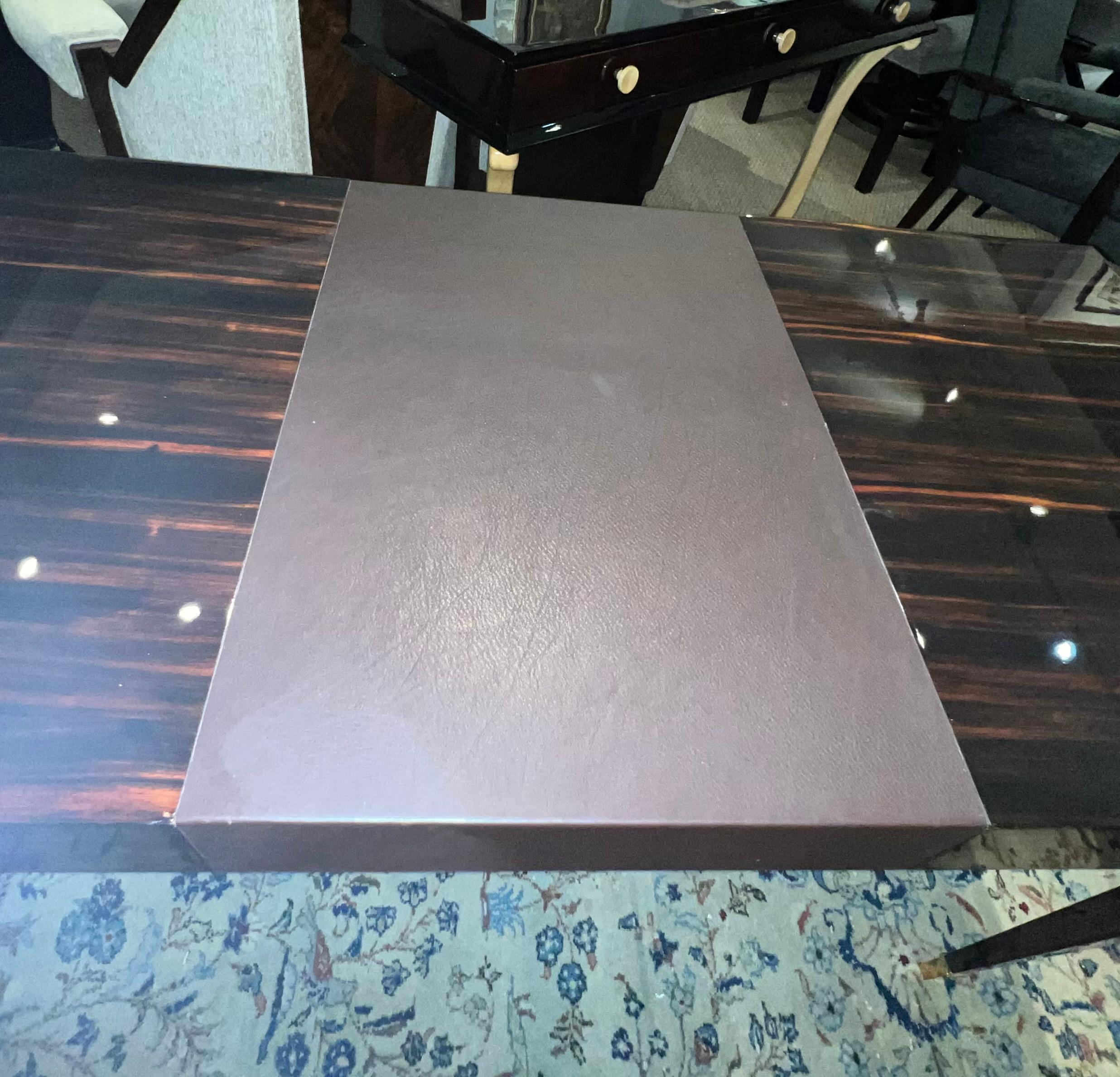 Scrivania francese Art Déco in Macassar con inserto superiore in pelle in vendita 2
