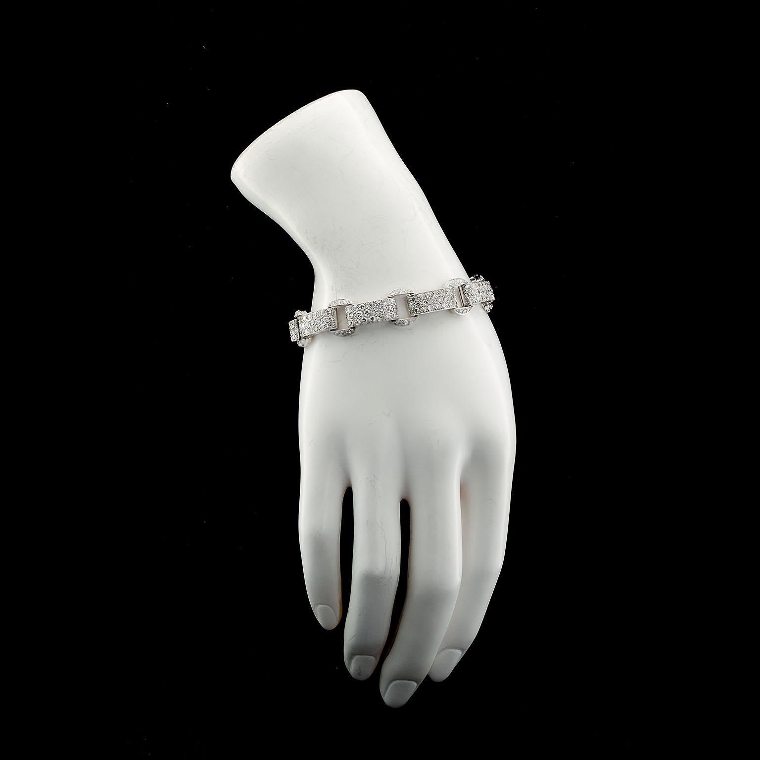 Ein originales, exquisites Armband mit neun Gliedern aus Platin und Diamanten aus der Zeit des Art déco, besetzt mit ca. 18,50 ctw Diamanten in Collection-Qualität im perfekten Pavé-Stil. Die Diamanten sind eine Mischung aus Old European und