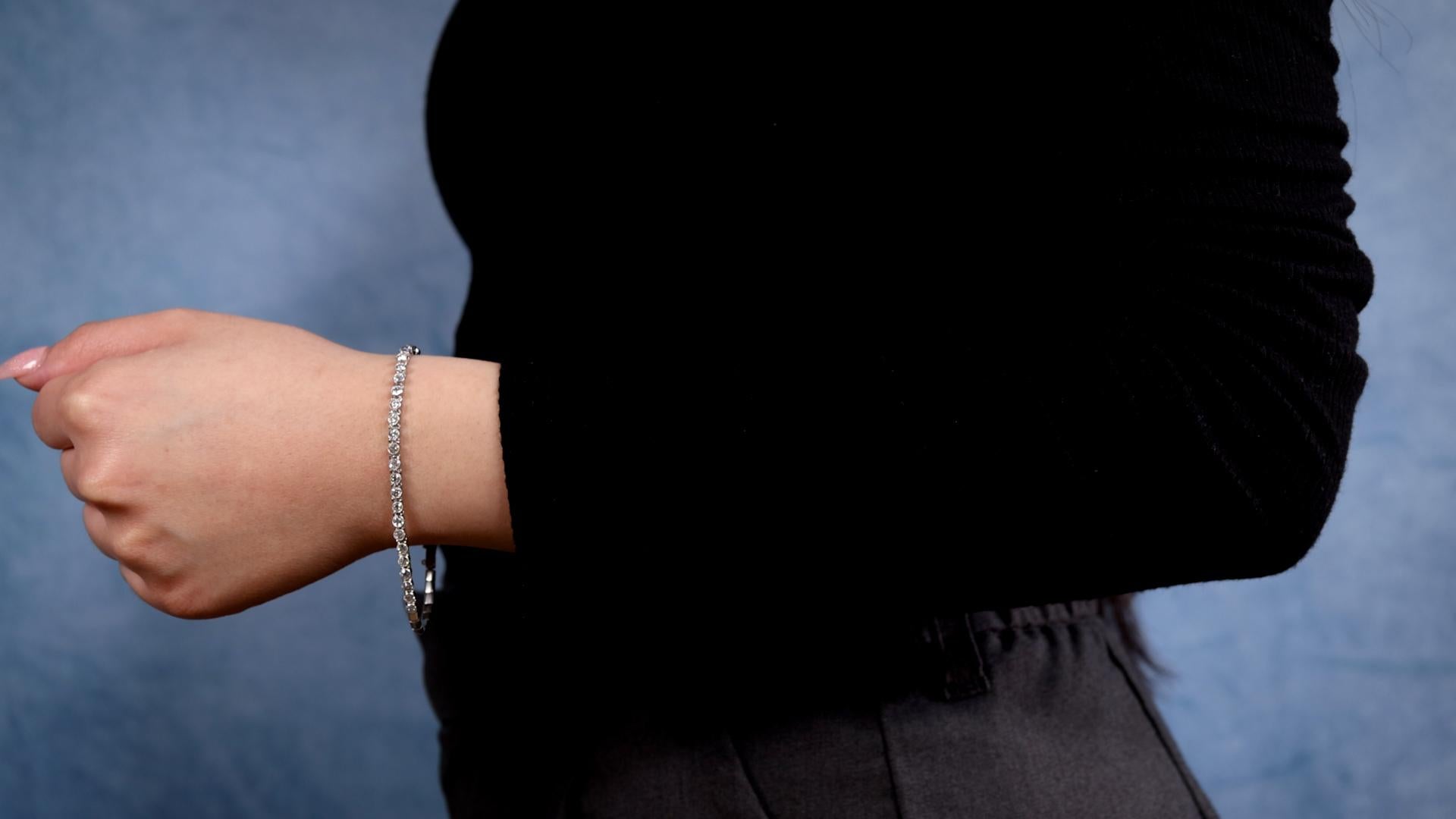 Ein Art Deco Französisch Diamant Platin-Armband. Mit 25 Diamanten im alten europäischen Schliff mit einem Gesamtgewicht von ca. 2,00 Karat, eingestuft als nahezu farblos, Reinheit SI. Gefertigt aus Platin mit französischen Punzen. Ca. 1920. Das