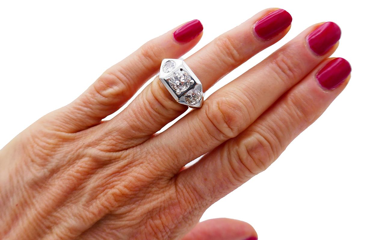Magnifique bague en platine ornée de deux diamants de taille européenne ancienne et d'un diamant de taille coussin. Le diamant central de taille Old European est d'environ 1,70 carat, de couleur J, pureté VS2, le diamant latéral de taille Old
