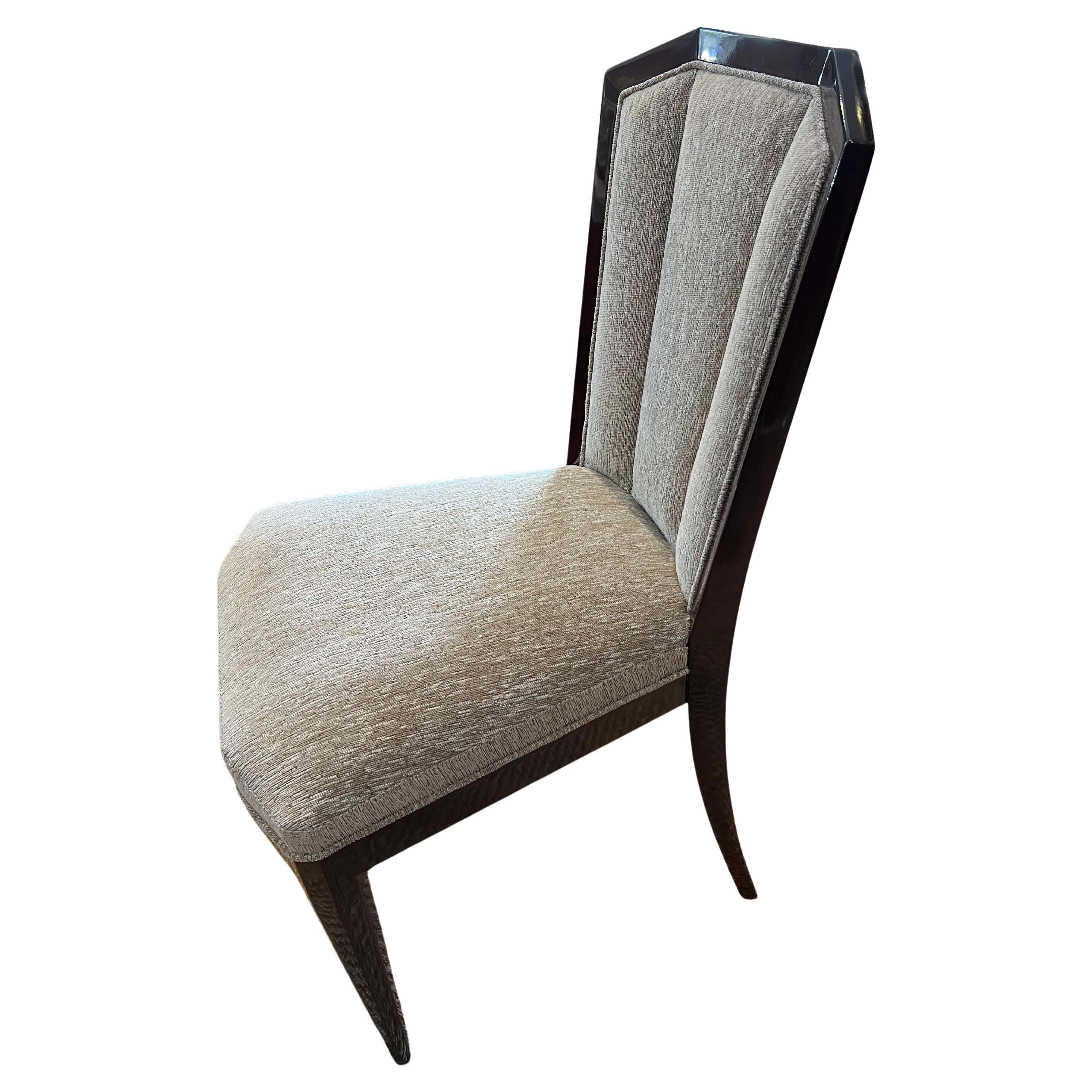 Satz von 8 schönen Art Deco Stühlen aus Walnussholz. Neu poliert und neu gepolstert. 
Kann separat verkauft werden.
Der Zustand ist perfekt. Wiederhergestellt
Frankreich, ca. 1930er Jahre
19 