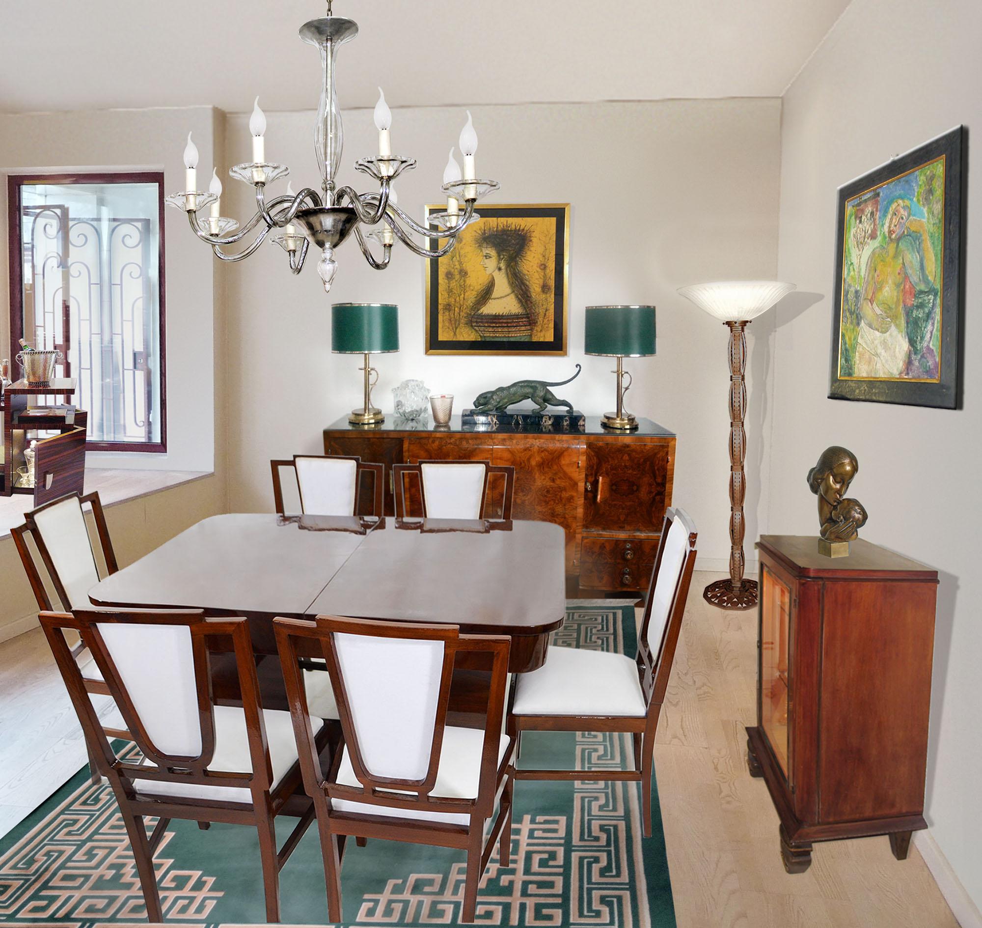 Exceptionnel ensemble de salle à manger Art déco comprenant une table et six chaises, conçu dans le style de Michel Dufet, France, années 1930.
Table à rallonge, plateau arrondi sur quatre pieds, en forme de lame, en bois massif plaqué en noyer