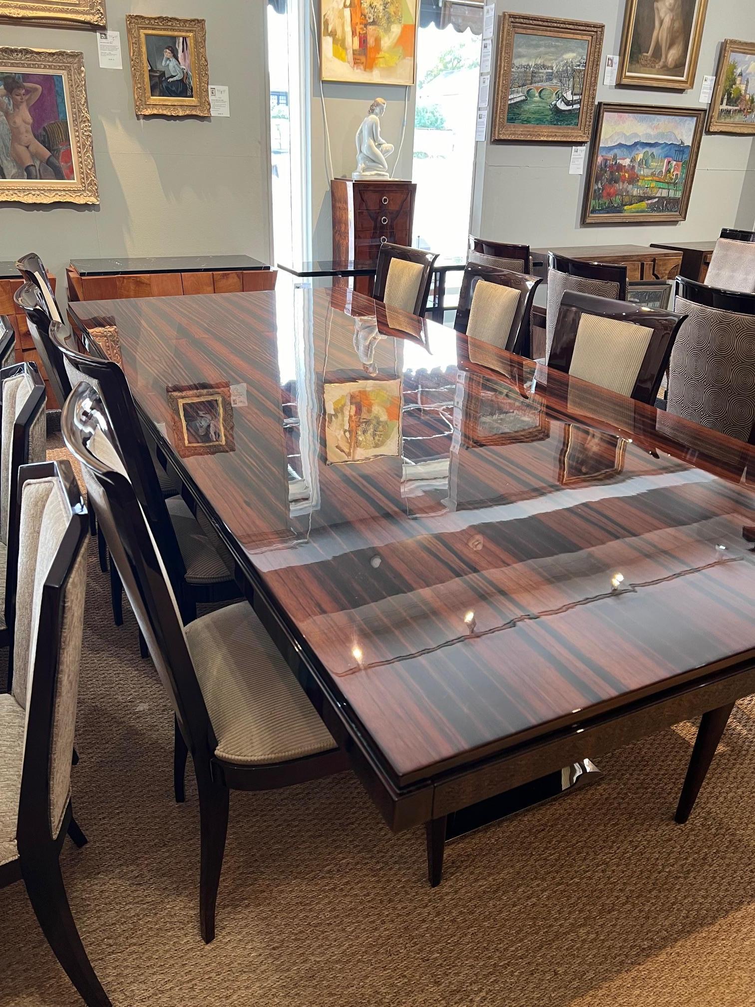 Grande table de salle à manger française d'époque Art Déco en bois de Macassar. Le plateau de la table présente un magnifique grain de bois. La table repose sur 2 pieds rectangulaires et stables. Chaque pied est doté d'une base chromée. Le plateau