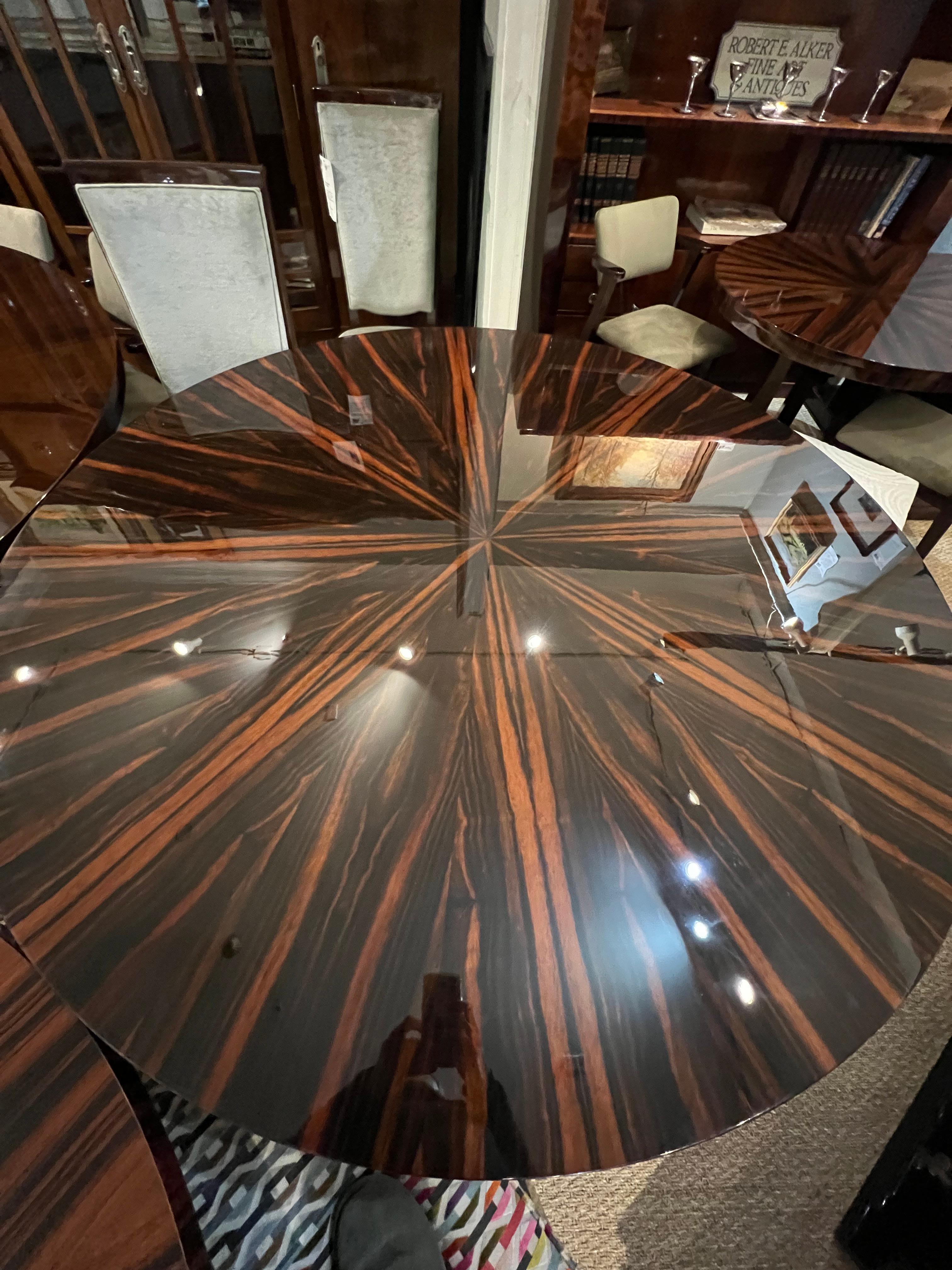 Mid-20th Century Art Deco French Dining Room Table in Macassar For Sale