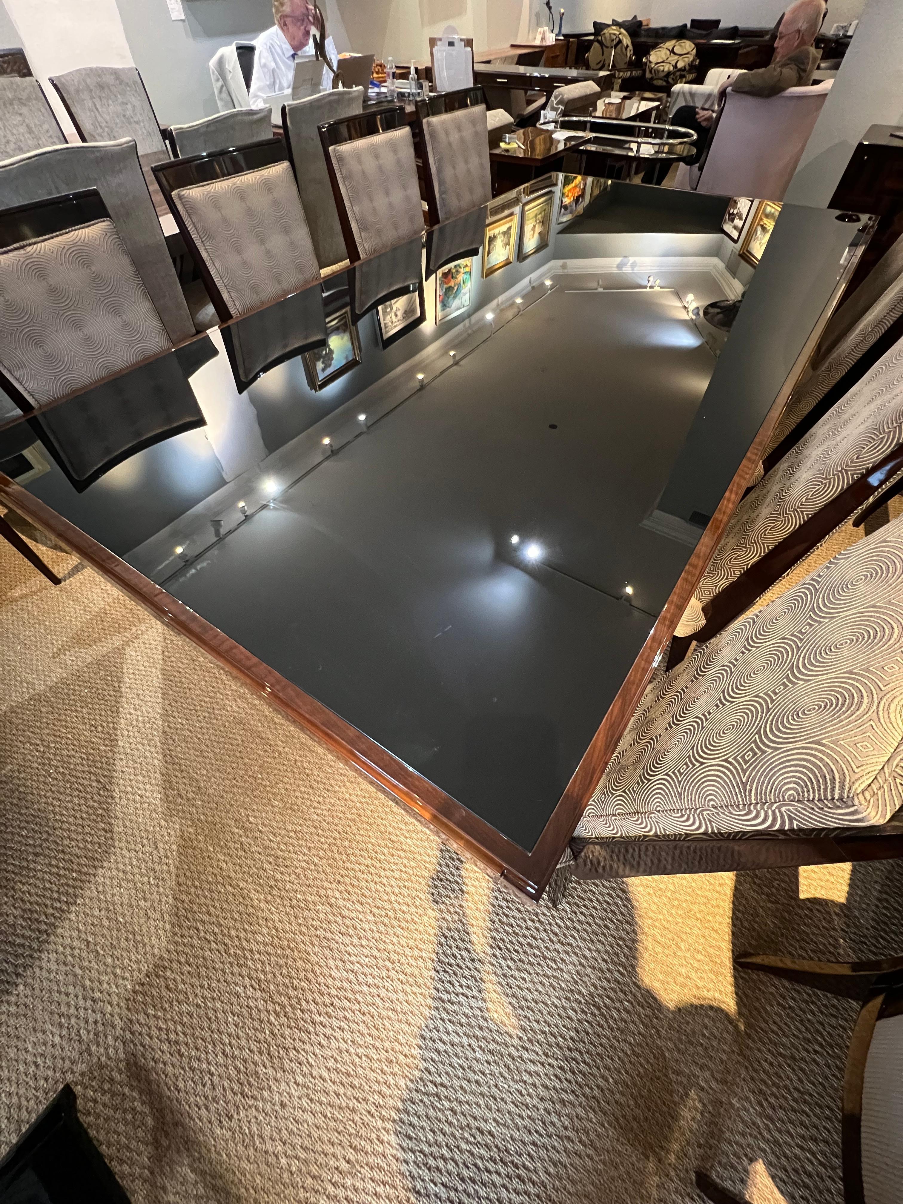 Français Table de salle à manger Art Déco French Room en noyer avec plateau en verre en vente