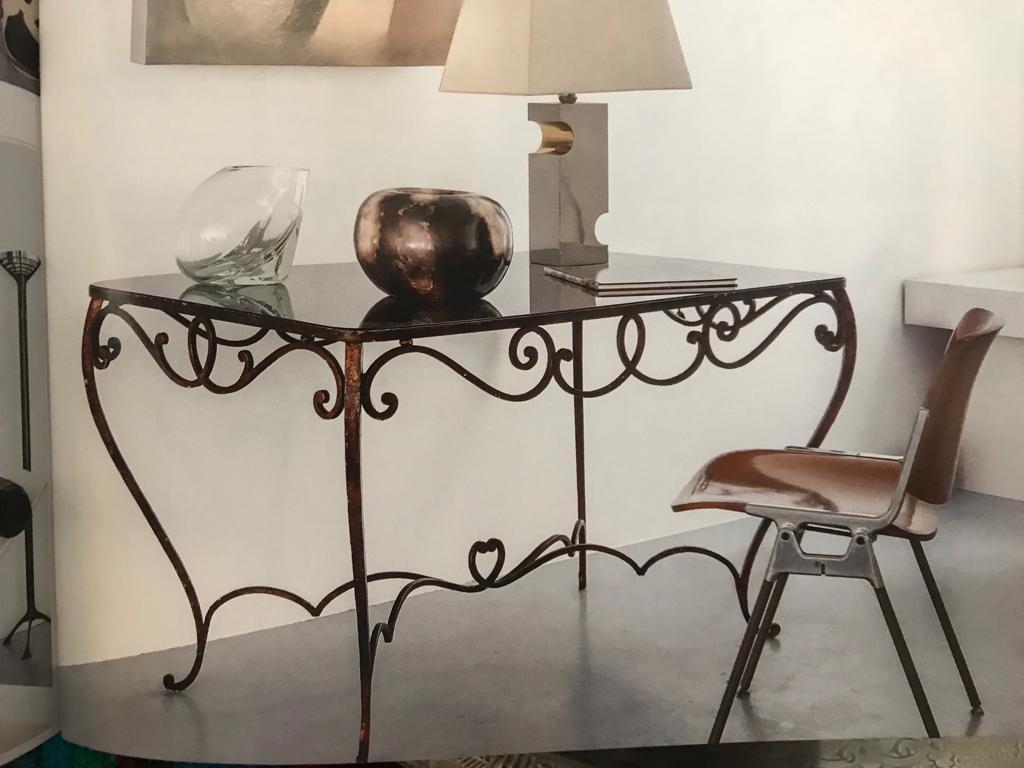 Klassik trifft Moderne!
Französischer Schmiedeeisentisch von 1930 mit schwarzer Glasplatte.