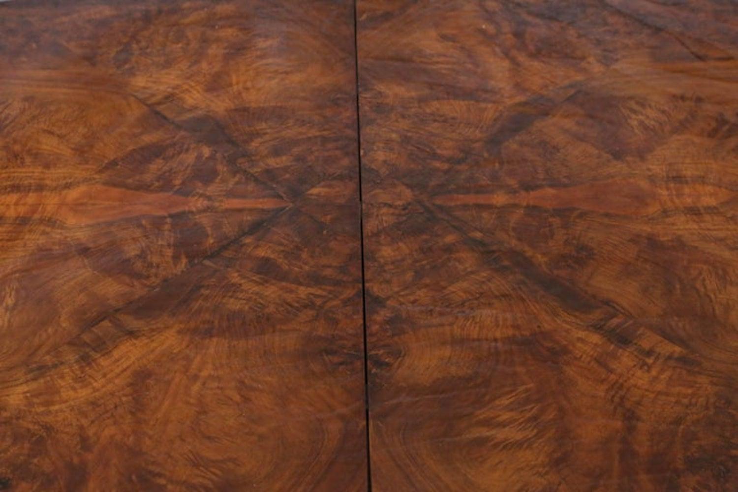 Art Deco French Dinning Table in Burl Walnut In Good Condition For Sale In Houston, TX