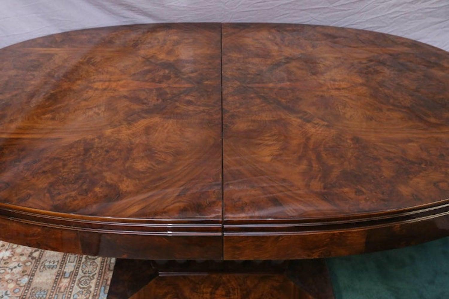 Art Deco French Dinning Table in Burl Walnut For Sale 4