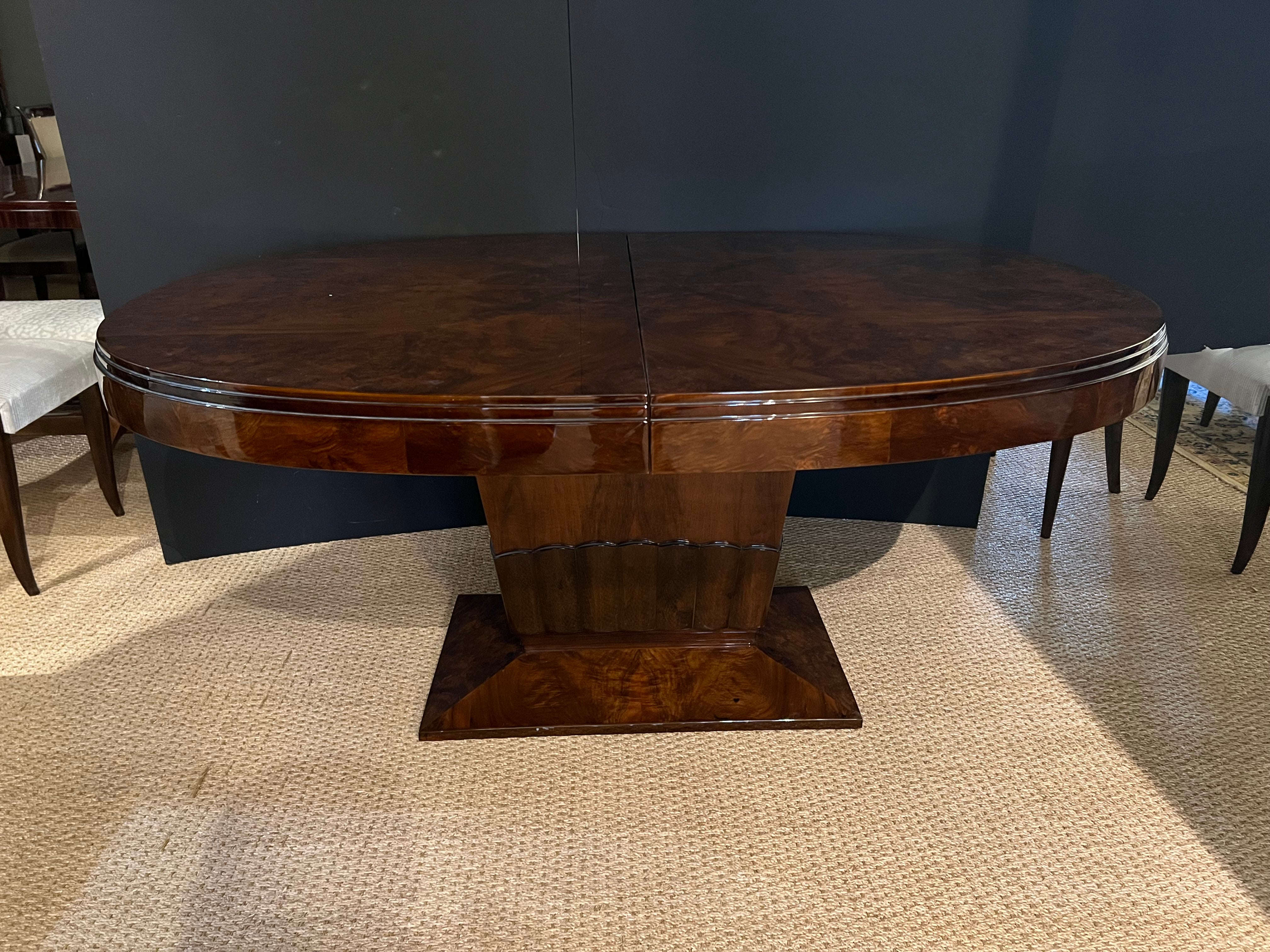 Art Deco French Dinning Table in Burl Walnut