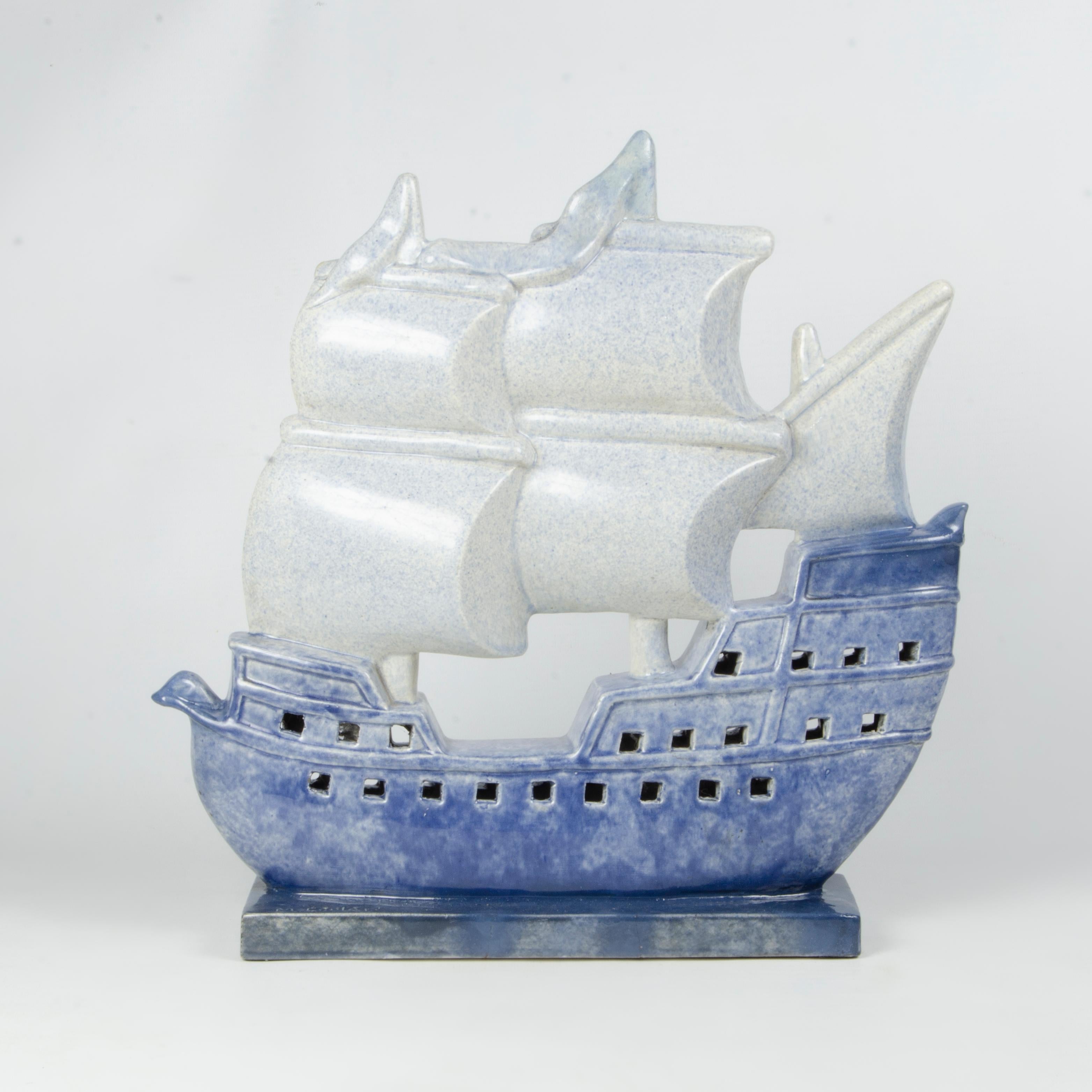 Escultura de cerámica azul esmaltada Art Déco francesa de principios del siglo XX de un velero firmada por M. Coulon para Edition Kaza

Por: Edición Kaza
Material: cerámica, pintura, esmalte
Técnica: artesanal, pintado a mano, pintado, fundido,