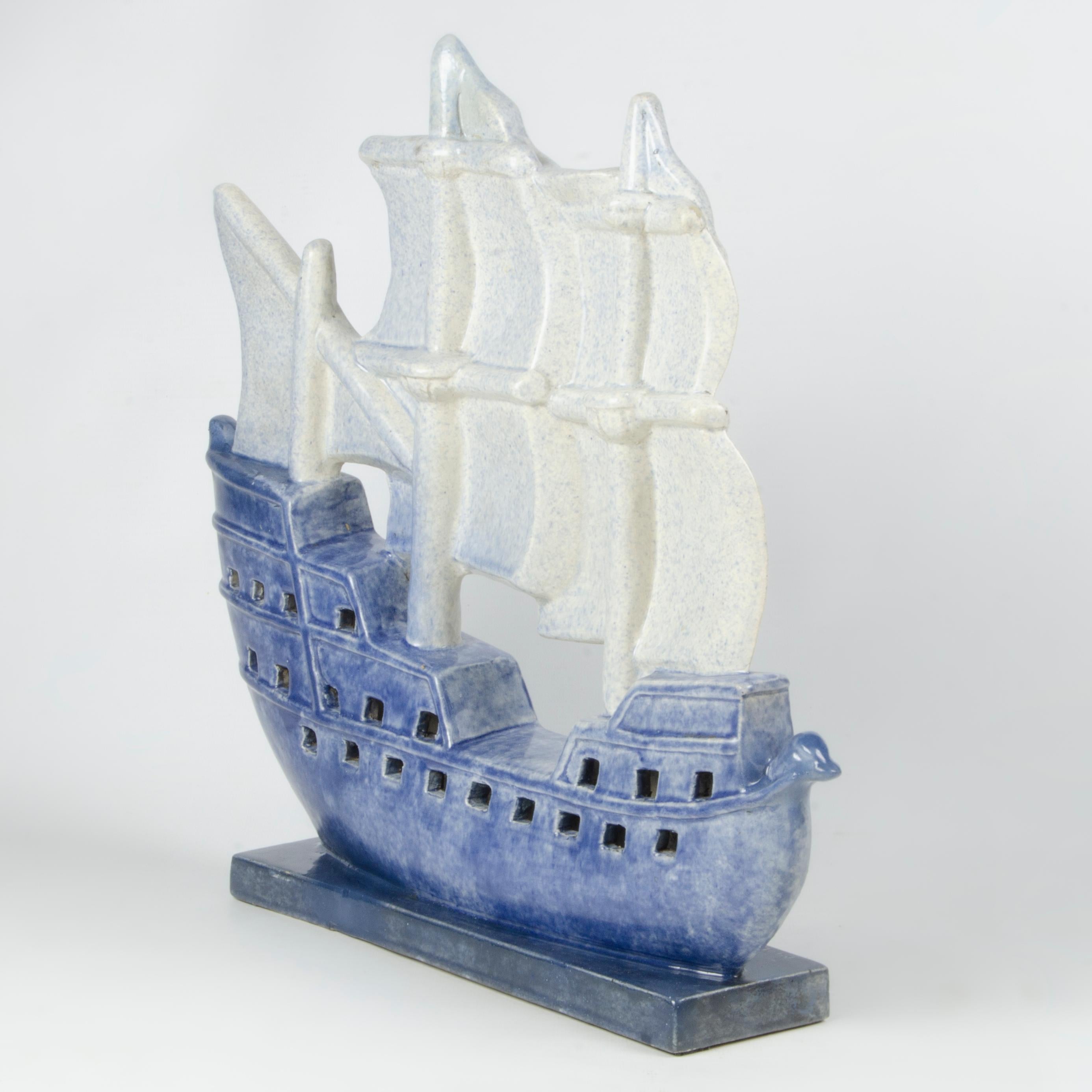 Velero francés Art Déco de cerámica esmaltada azul firmado por M. Coulon para Kaza Art Decó en venta
