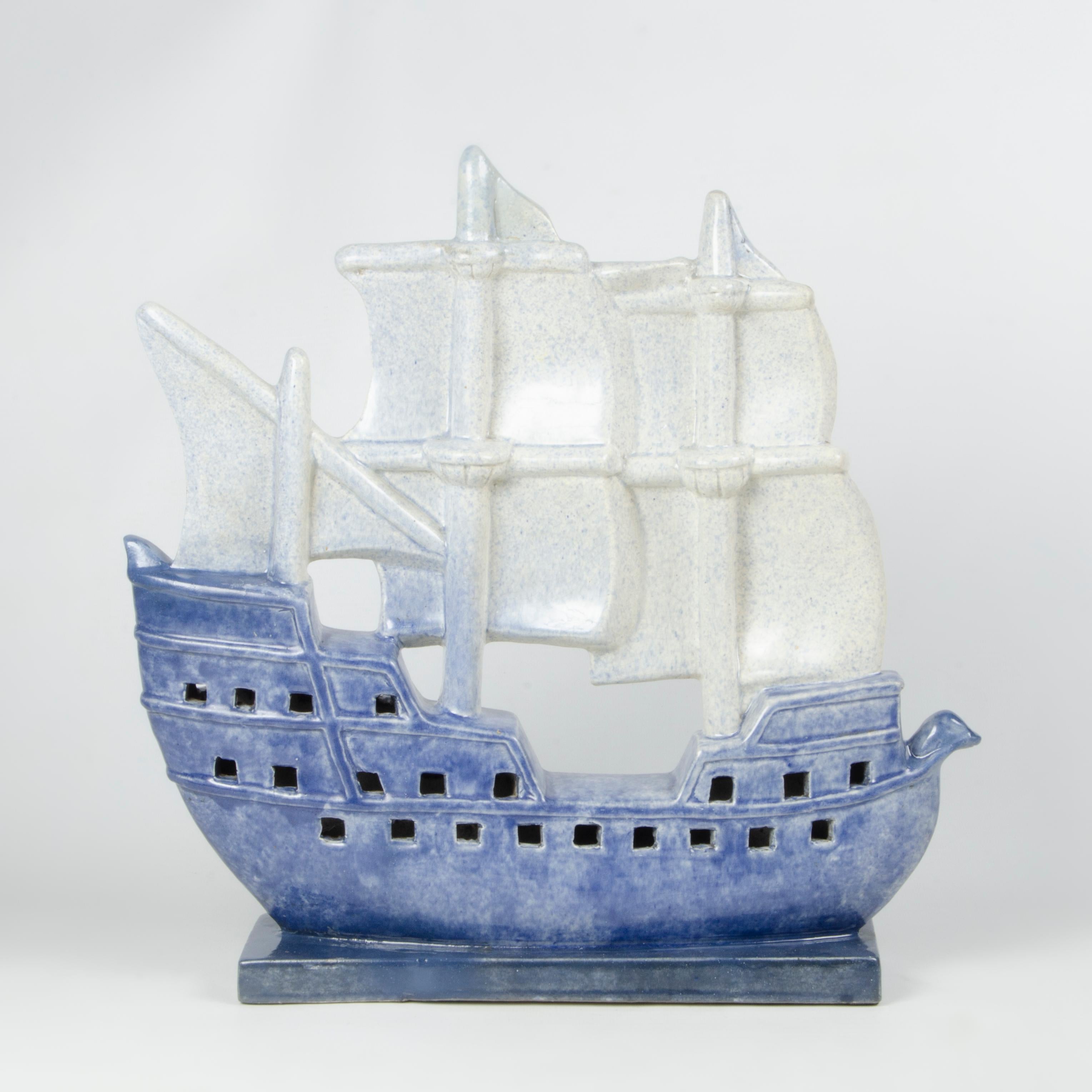 Velero francés Art Déco de cerámica esmaltada azul firmado por M. Coulon para Kaza Francés en venta
