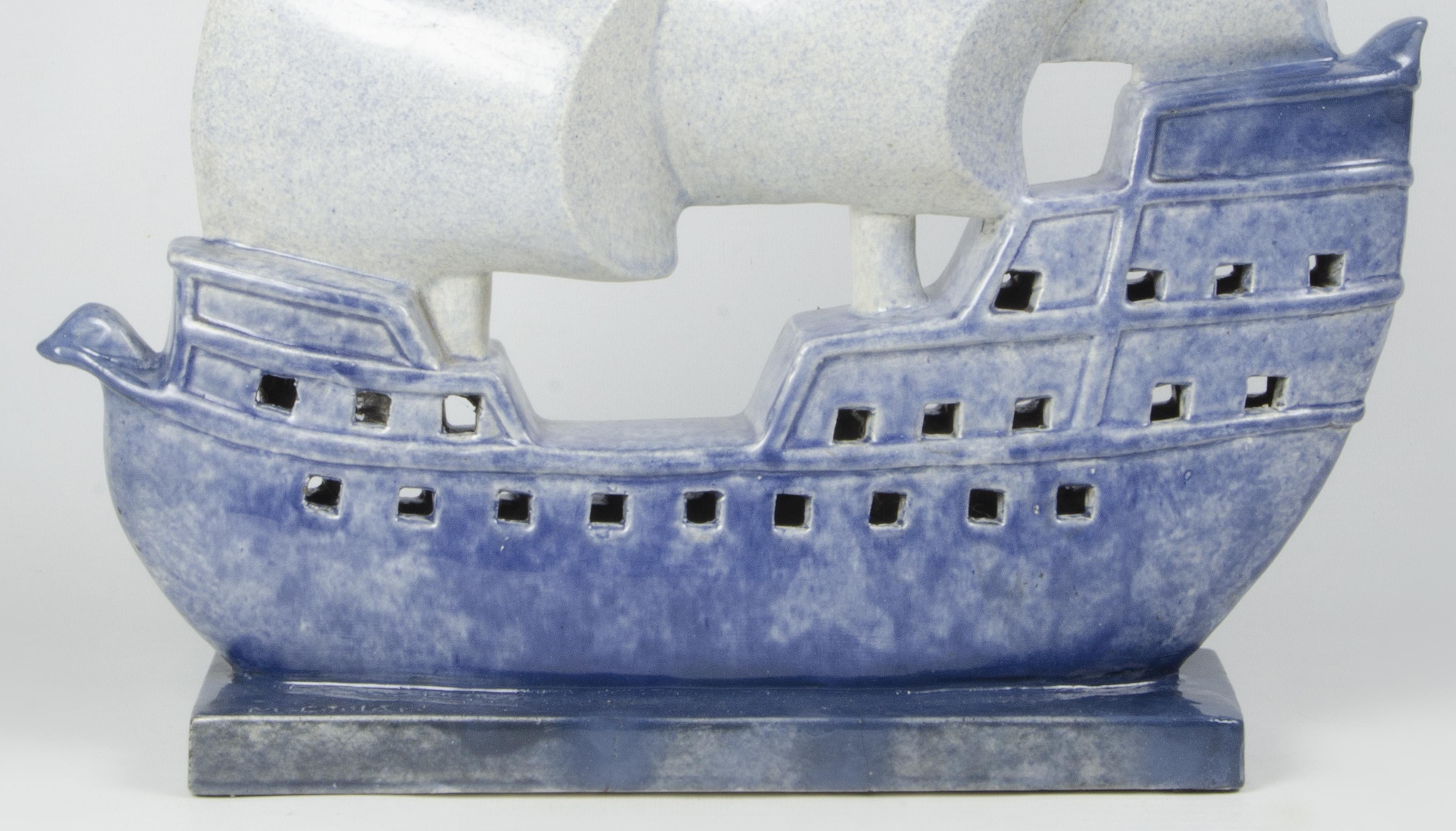 Velero francés Art Déco de cerámica esmaltada azul firmado por M. Coulon para Kaza mediados del siglo XX en venta