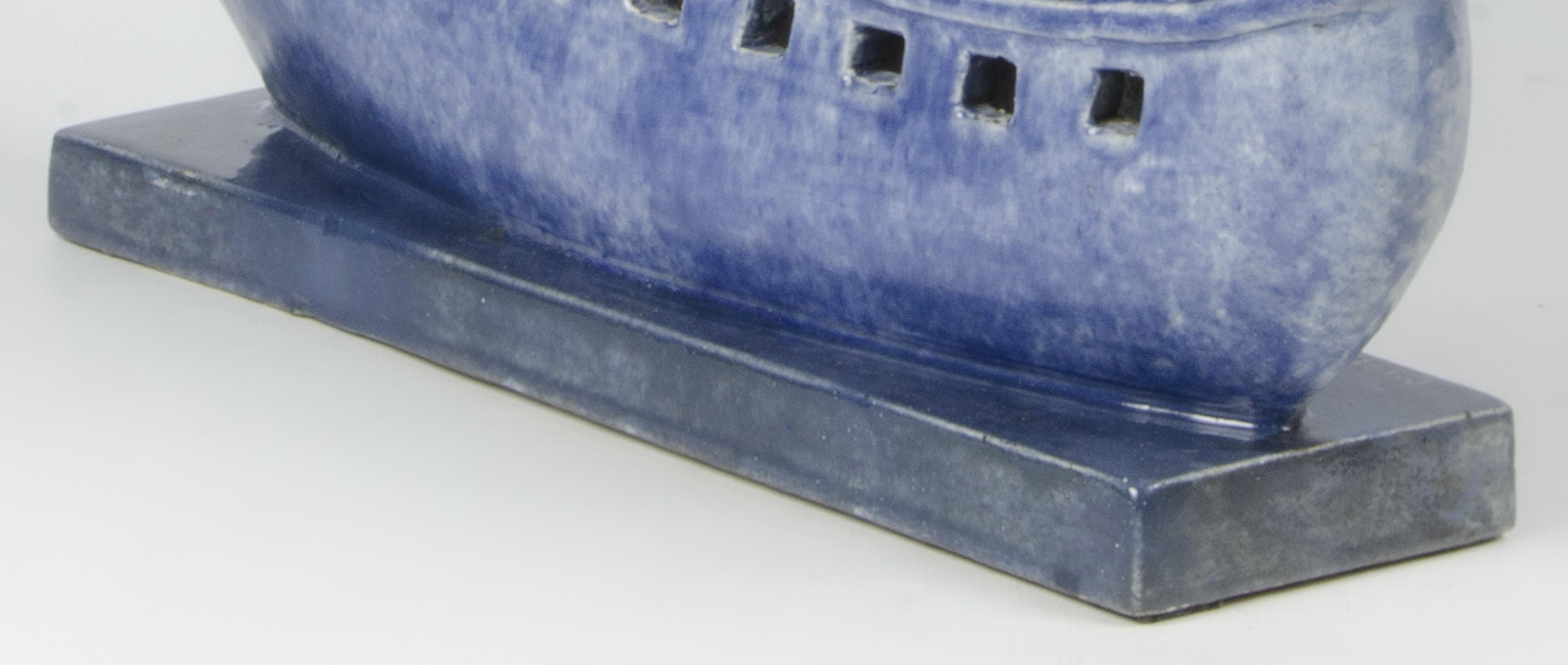 Velero francés Art Déco de cerámica esmaltada azul firmado por M. Coulon para Kaza Cerámico en venta