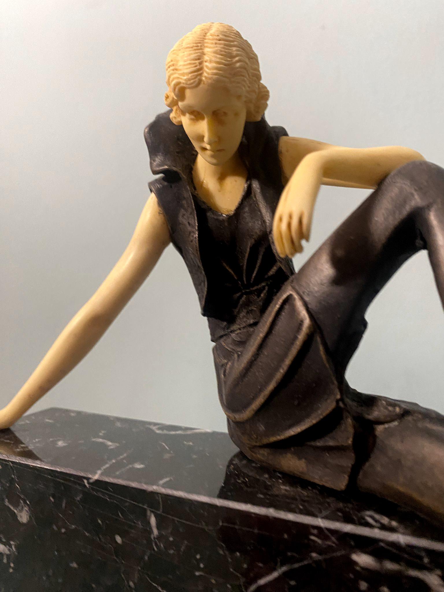 Sculpture française Art déco d'une fille de cupidon en bronze et marbre Marquinia 6