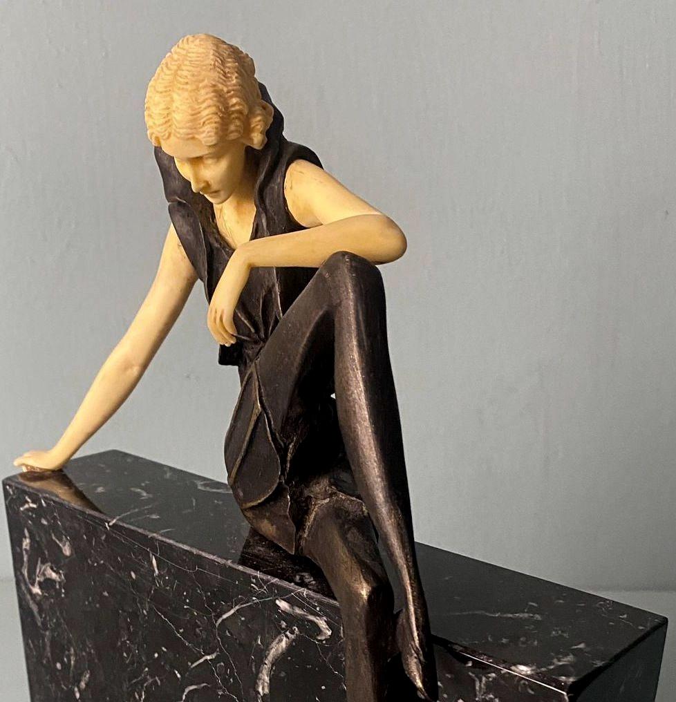 Sculpture française Art déco d'une fille de cupidon en bronze et marbre Marquinia 7