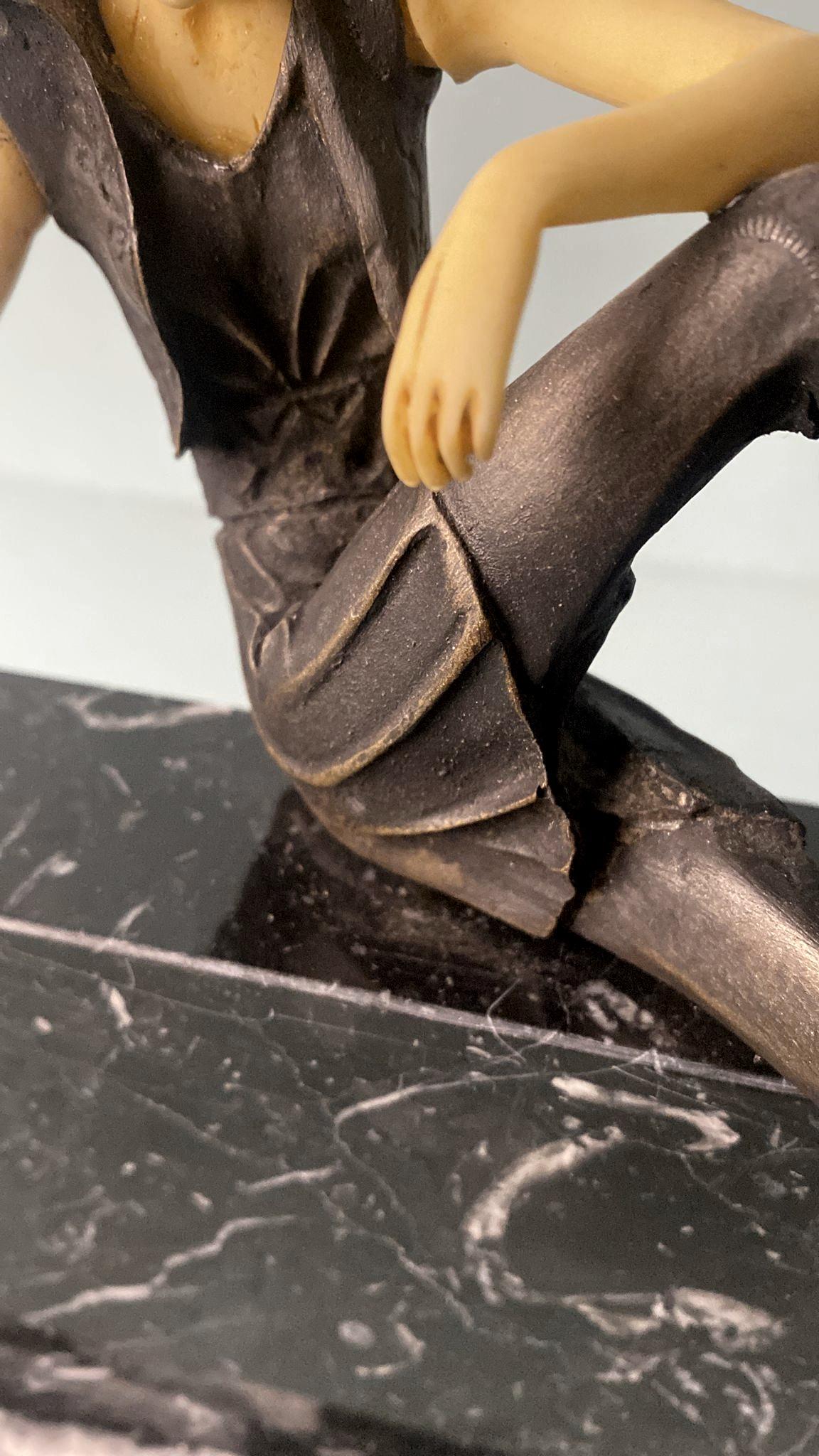 Sculpture française Art déco d'une fille de cupidon en bronze et marbre Marquinia 8