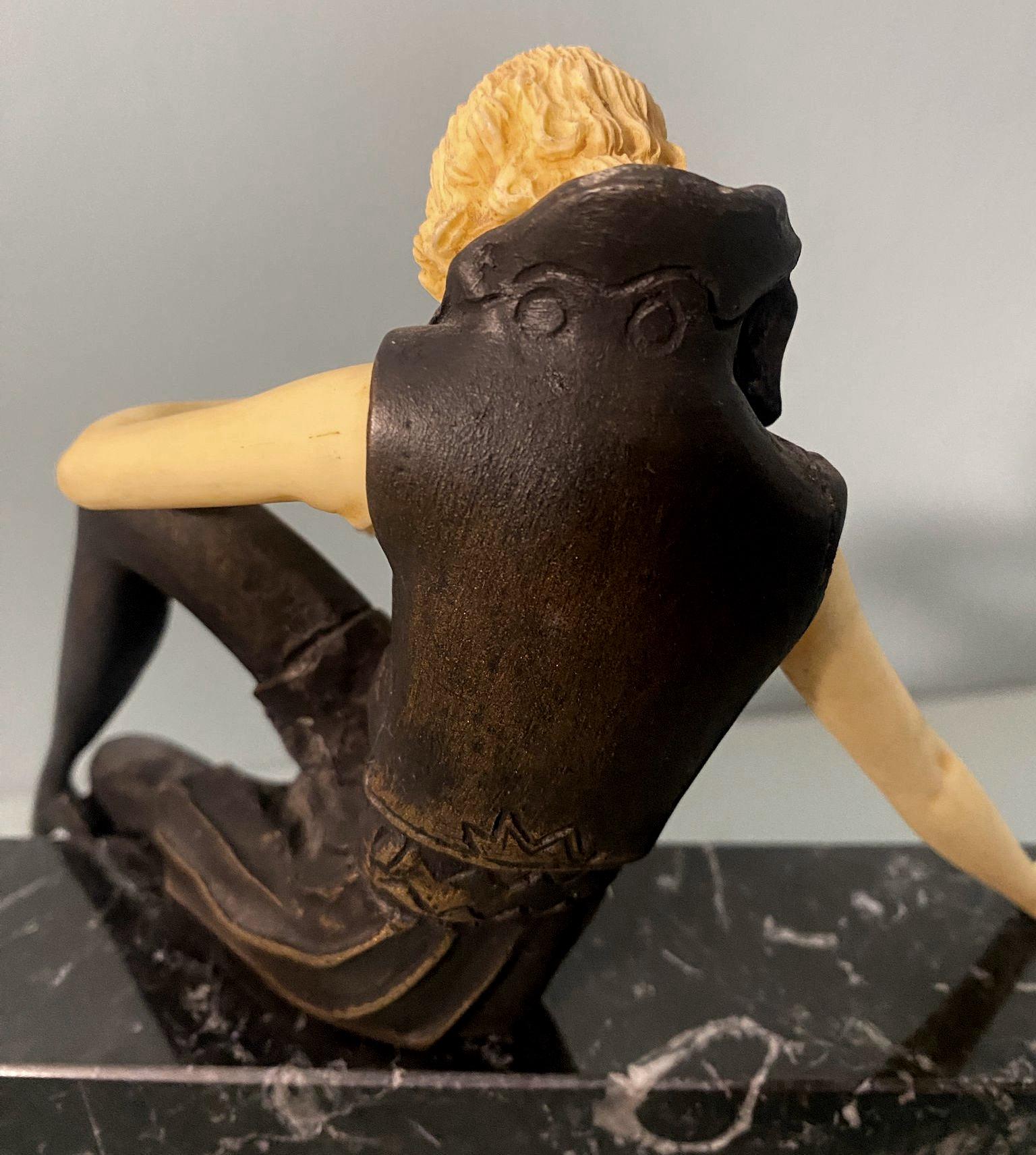 Sculpture française Art déco d'une fille de cupidon en bronze et marbre Marquinia 9
