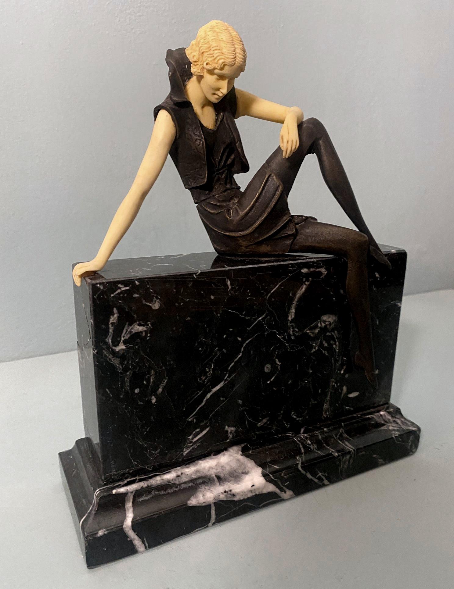 Fait main Sculpture française Art déco d'une fille de cupidon en bronze et marbre Marquinia