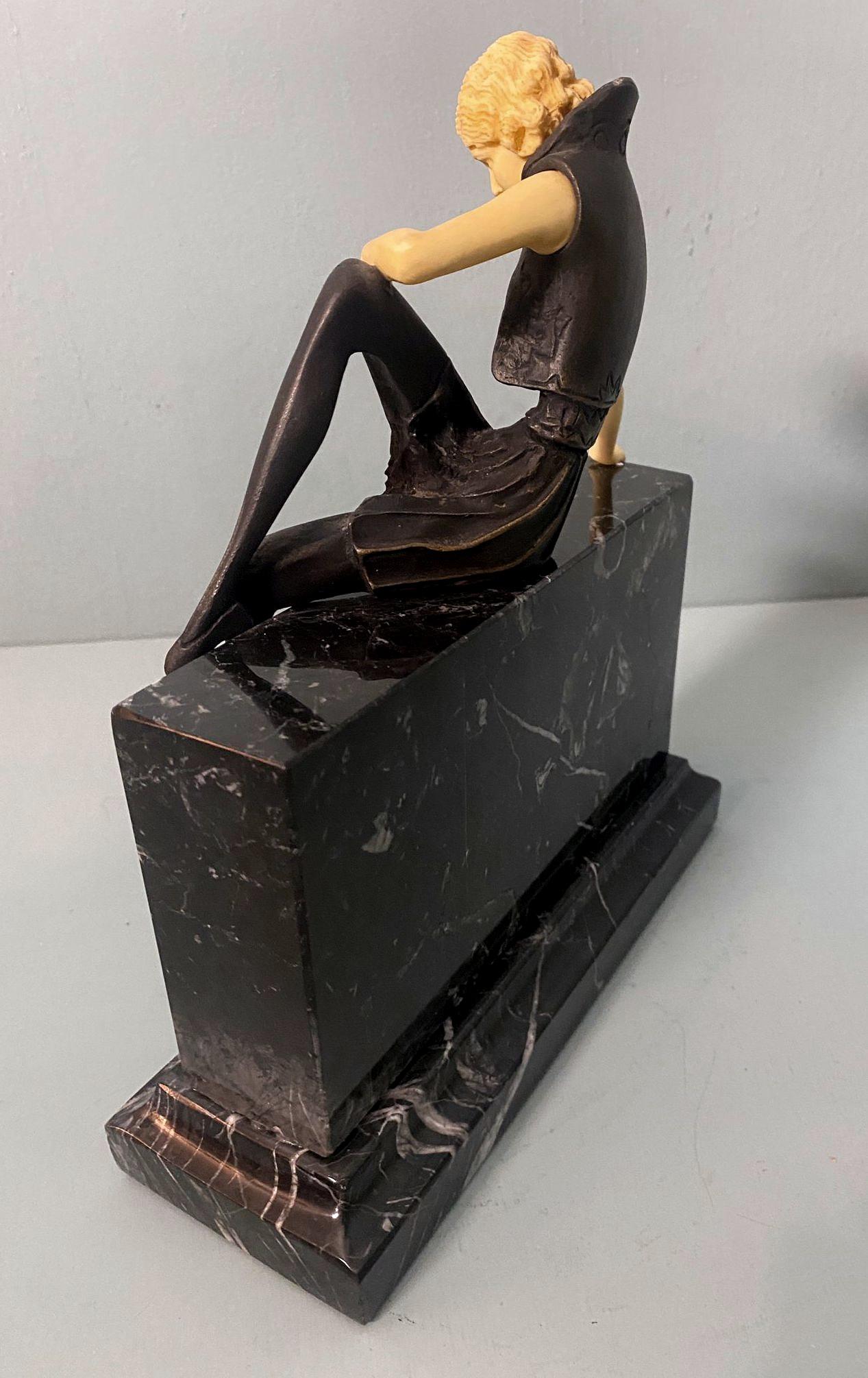 20ième siècle Sculpture française Art déco d'une fille de cupidon en bronze et marbre Marquinia