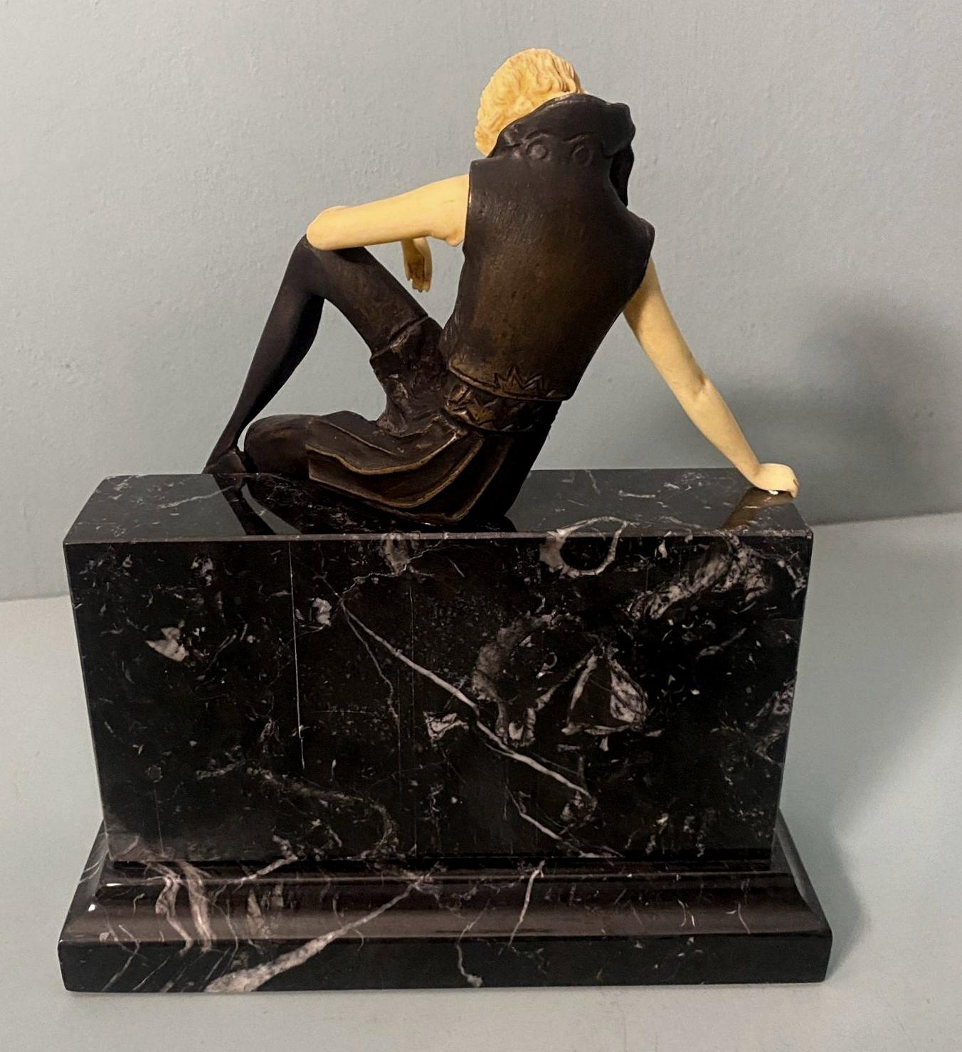 Sculpture française Art déco d'une fille de cupidon en bronze et marbre Marquinia 1
